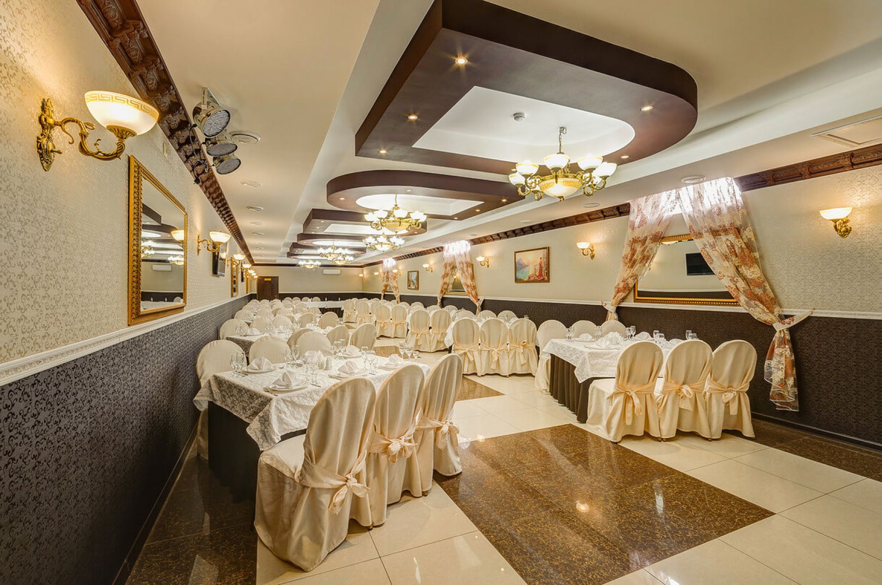 Стол с угощениями в ресторане Gold