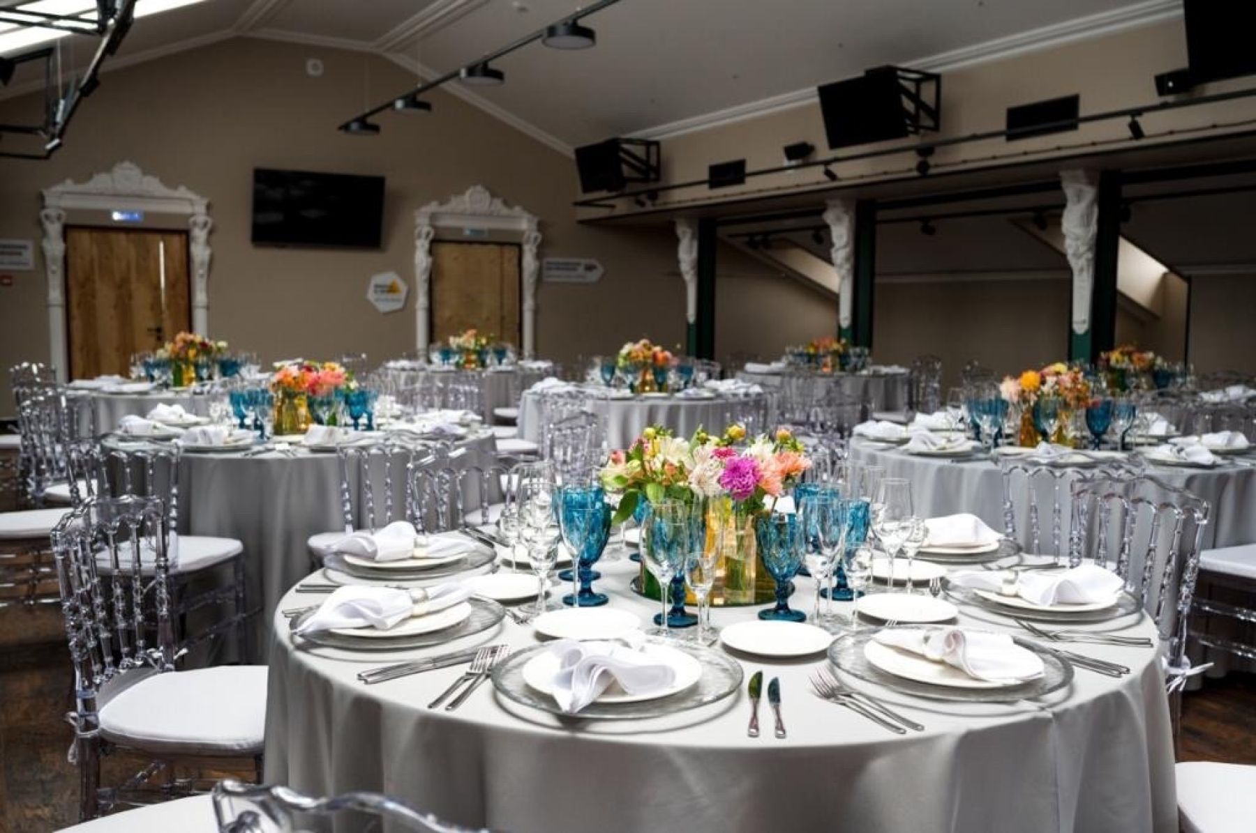 Фабрика - ресторан с видом на акваторию Невы