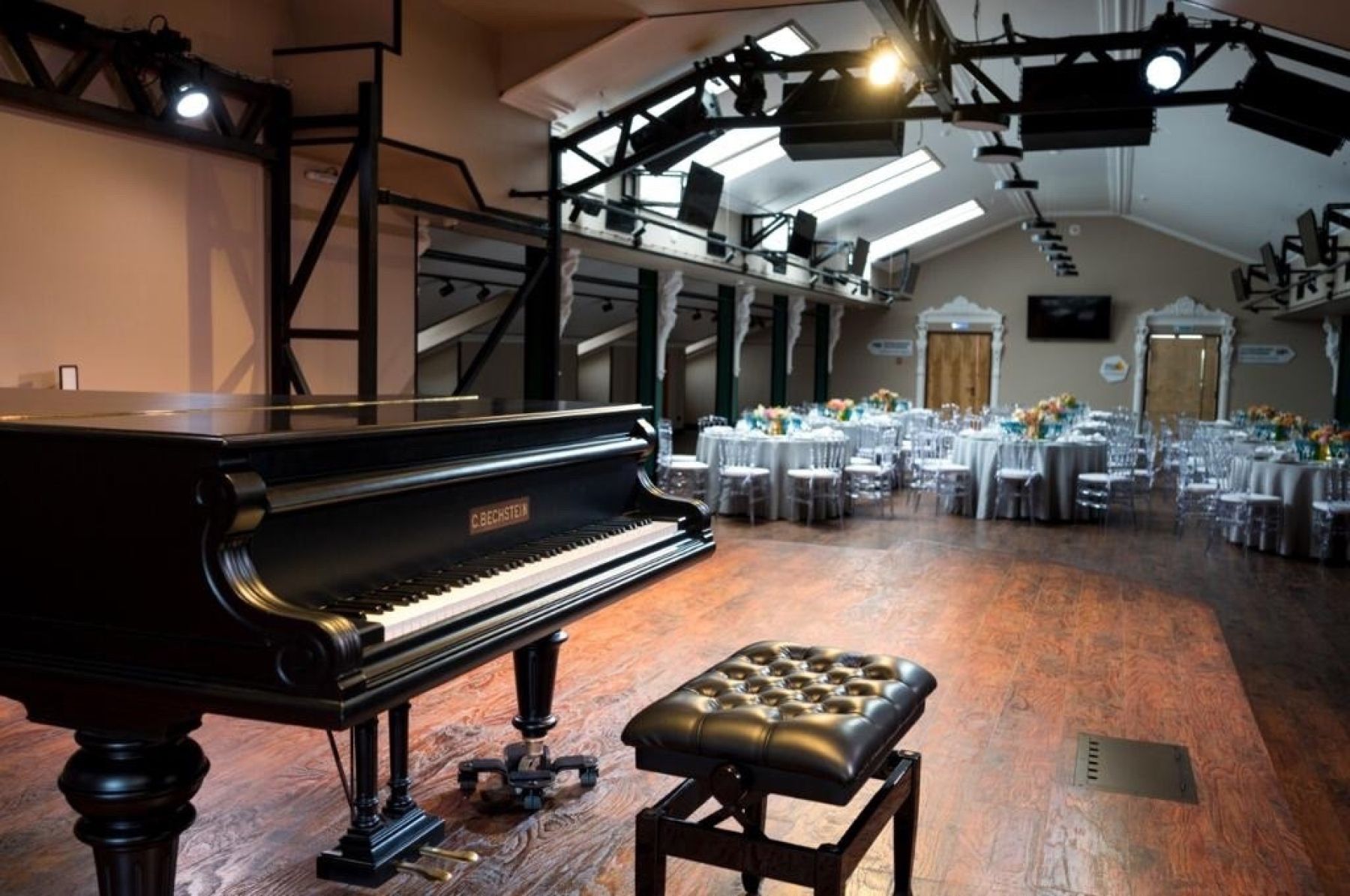 Столовая зона в ресторане Фабрика