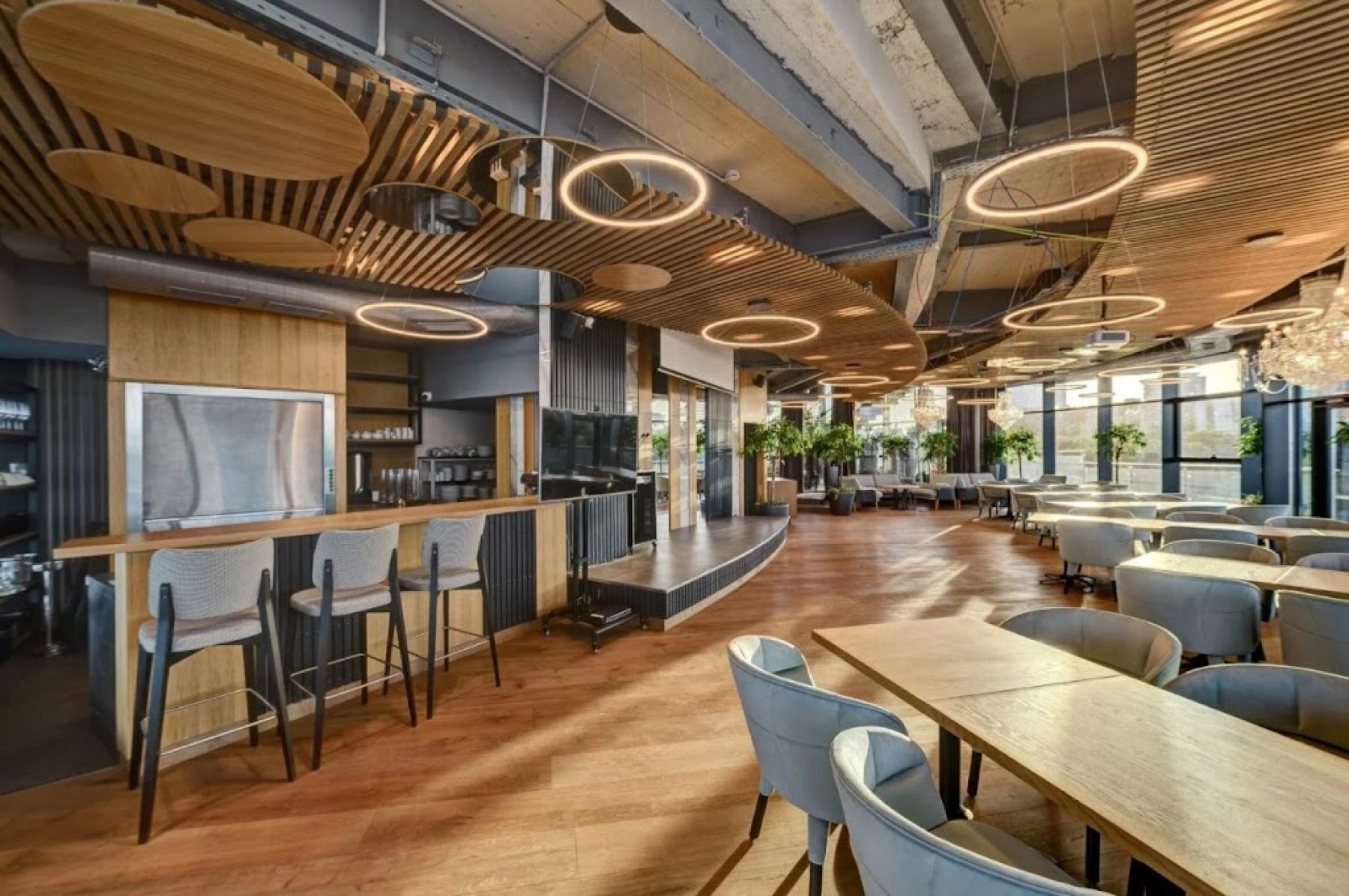 Интерьер ресторана «Река» с панорамными окнами