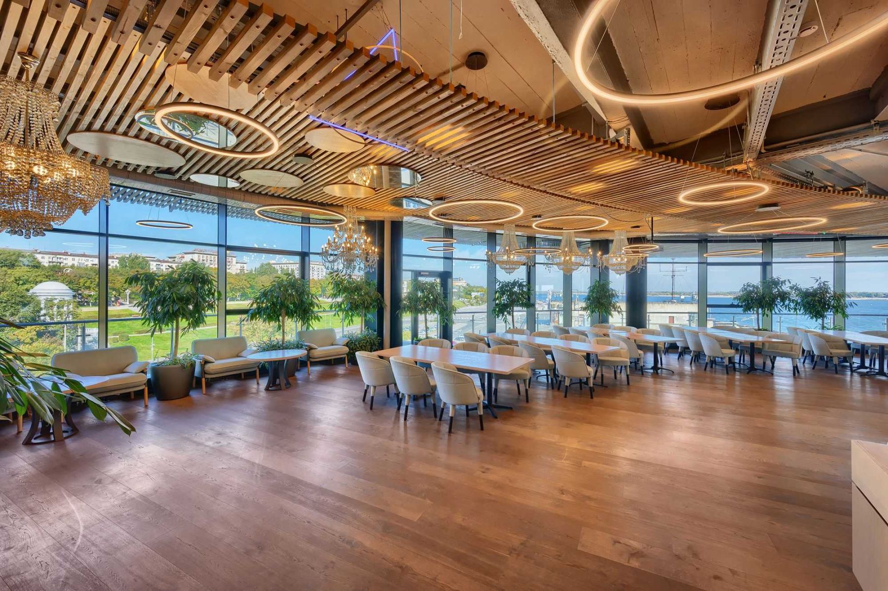 Сцена в ресторане «Река» для проведения мероприятий