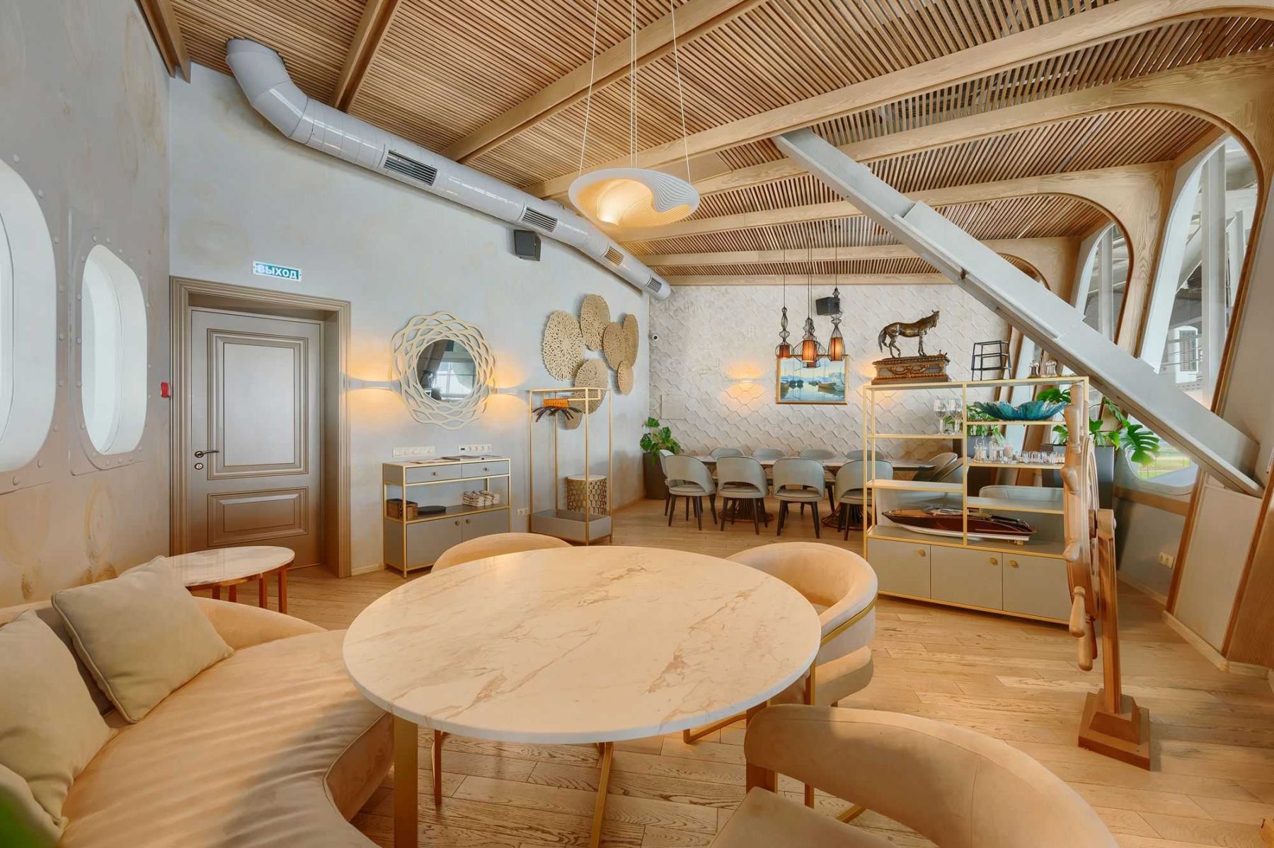 Вид на ресторан «Река» с балкона