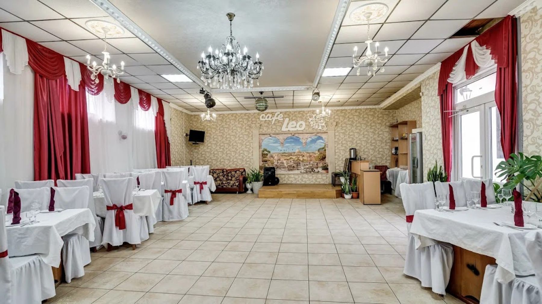 Интерьер кафе «Лео» с мягкими диванами и светильниками