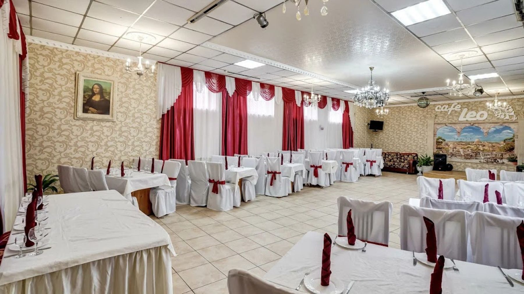 Рабочая зона кафе «Лео» с проектором и сценой