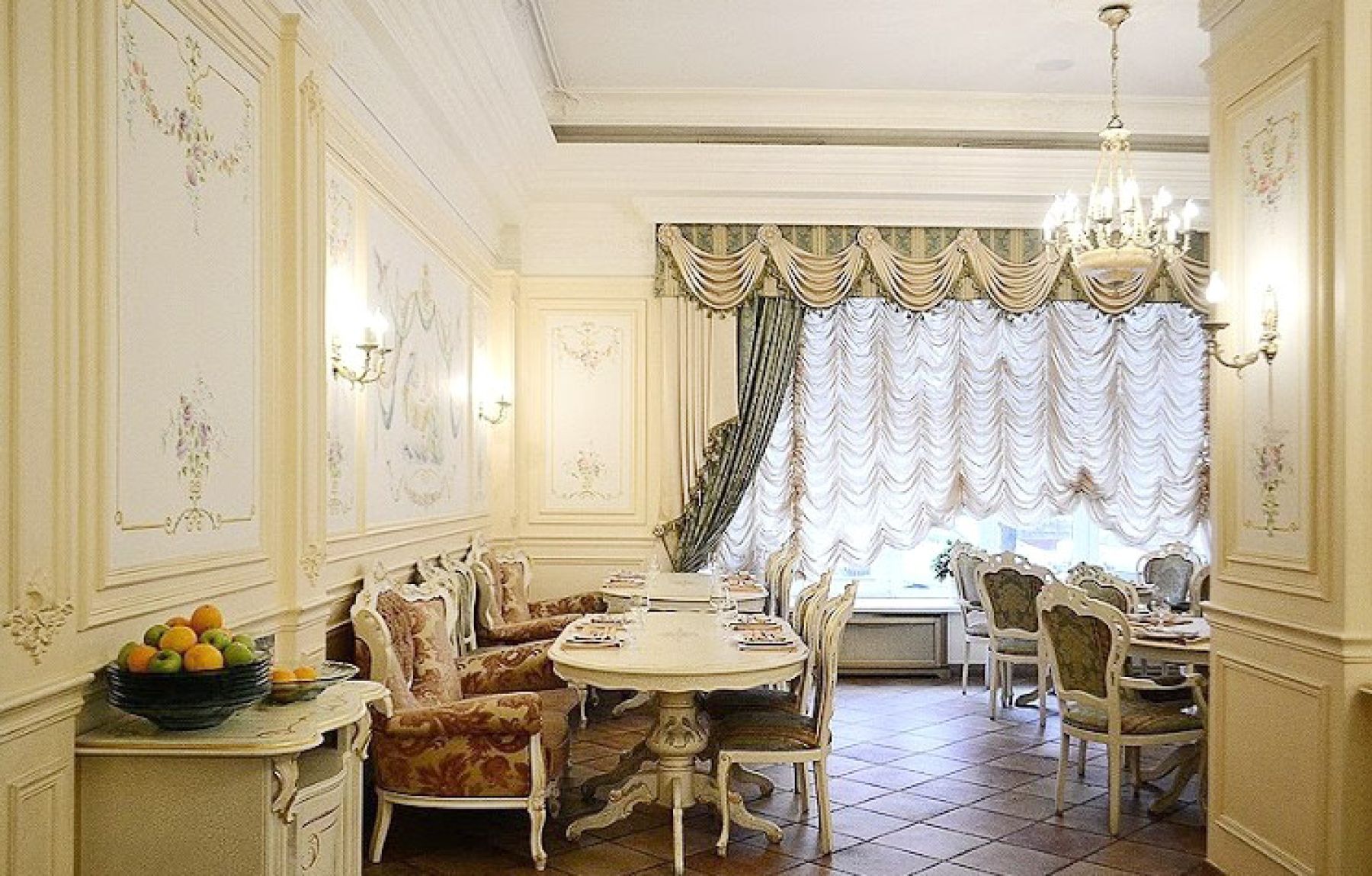 Стильный основной зал ресторана Moliere