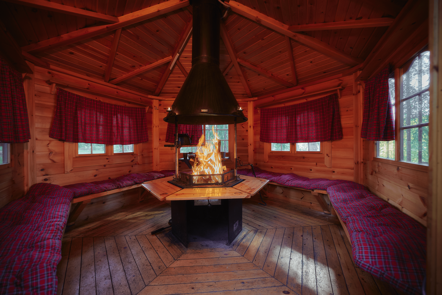 Беседка у озера в Санкт-Петербурге