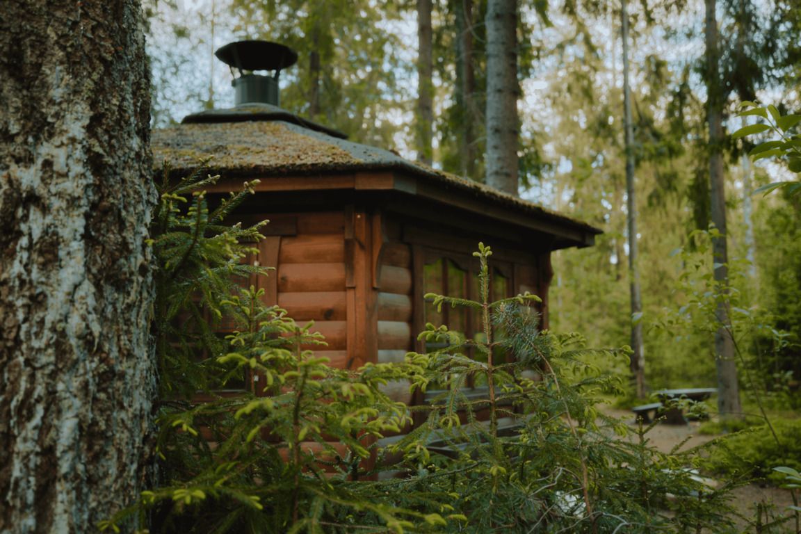Беседка на берегу с видом на озеро