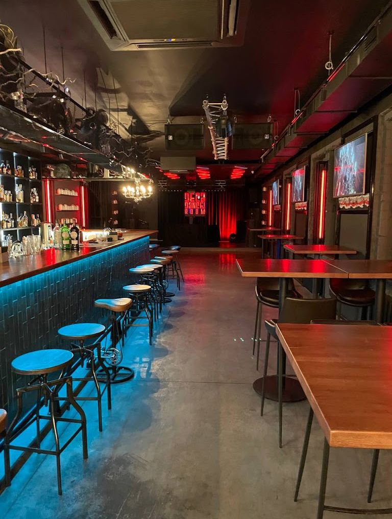 Сцена для мероприятий в Deca Room Bar