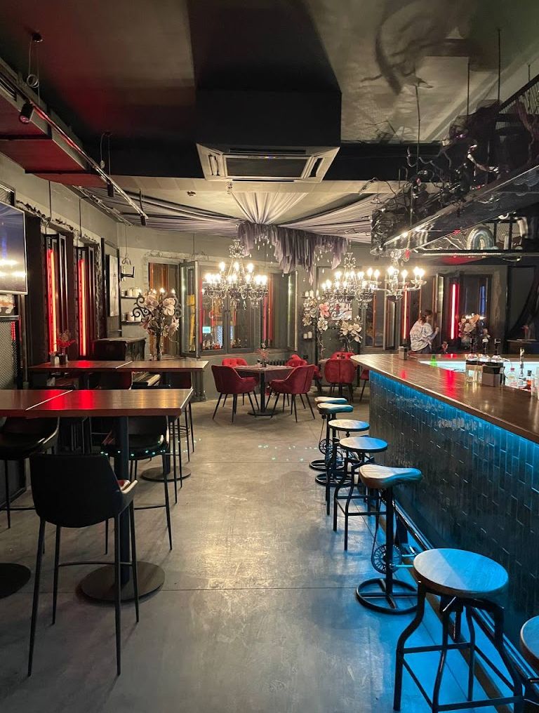 Уютная атмосфера в ресторане Deca Room Bar