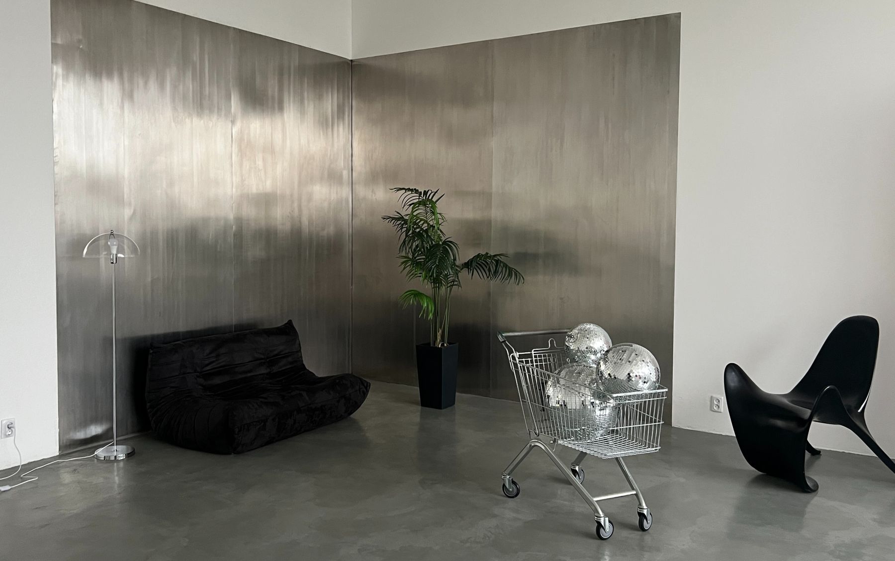 Светлый зал фотостудии FORM с большим окном