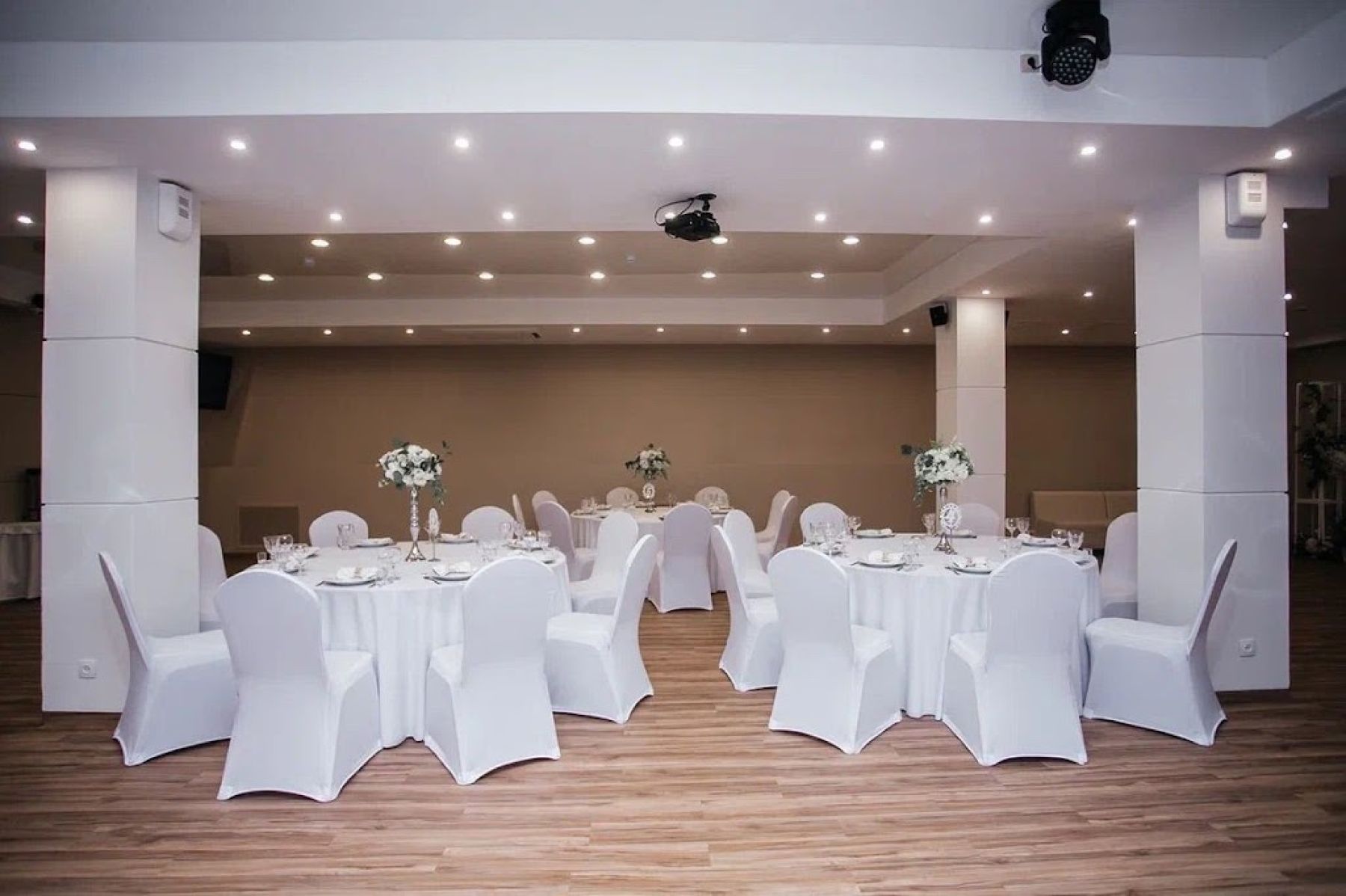 Сцена в банкетном зале «Фестиваль»