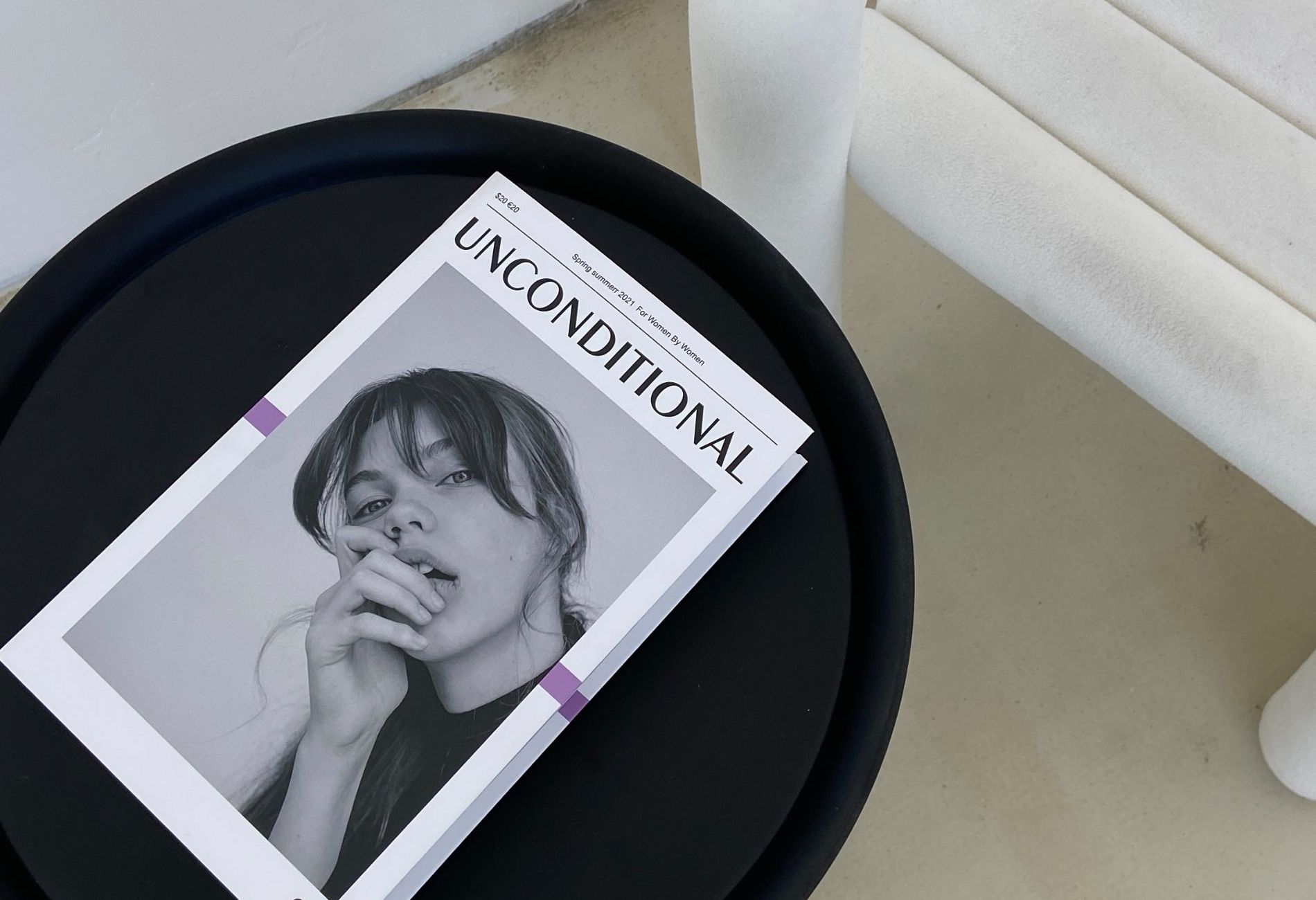 Светлый зал с большим окном в фотостудии