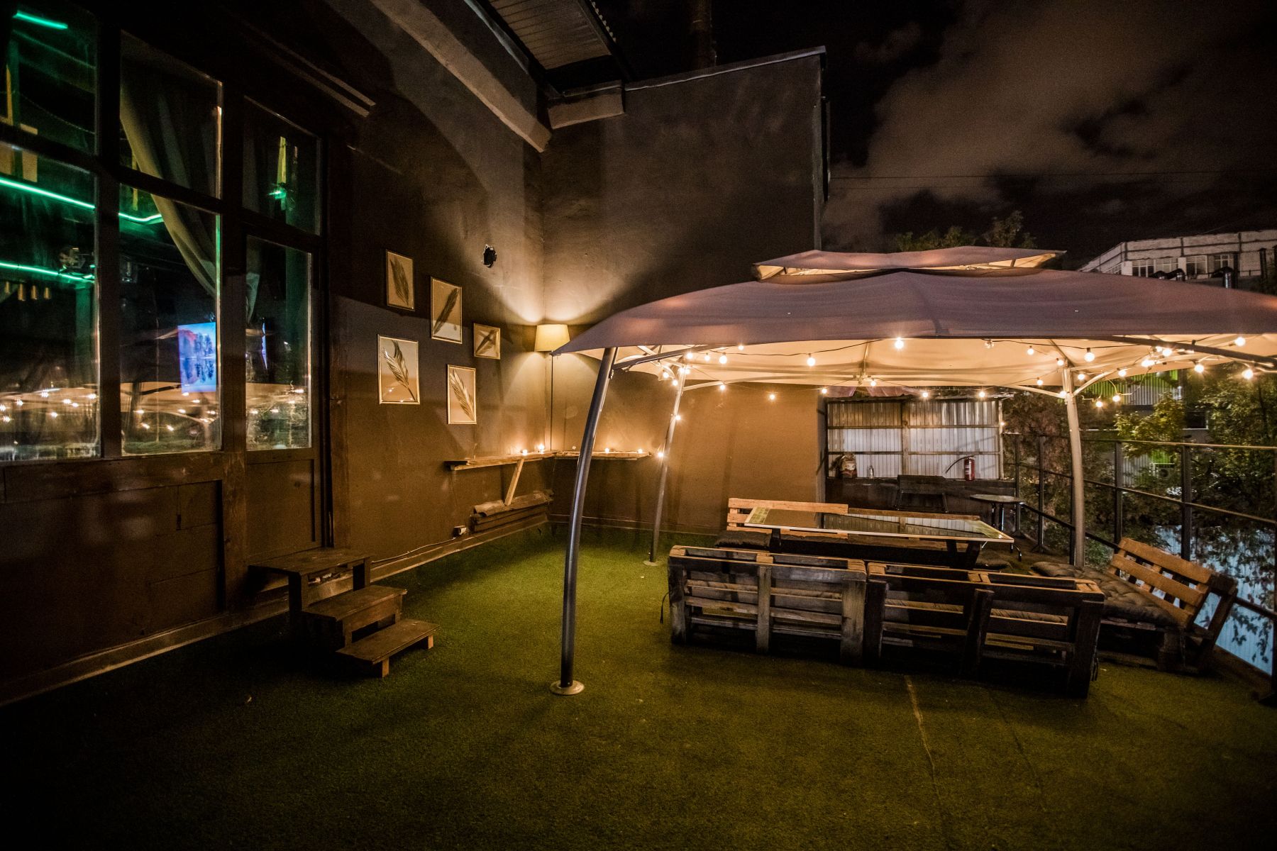 Зона для отдыха в лофте IZUMRUD