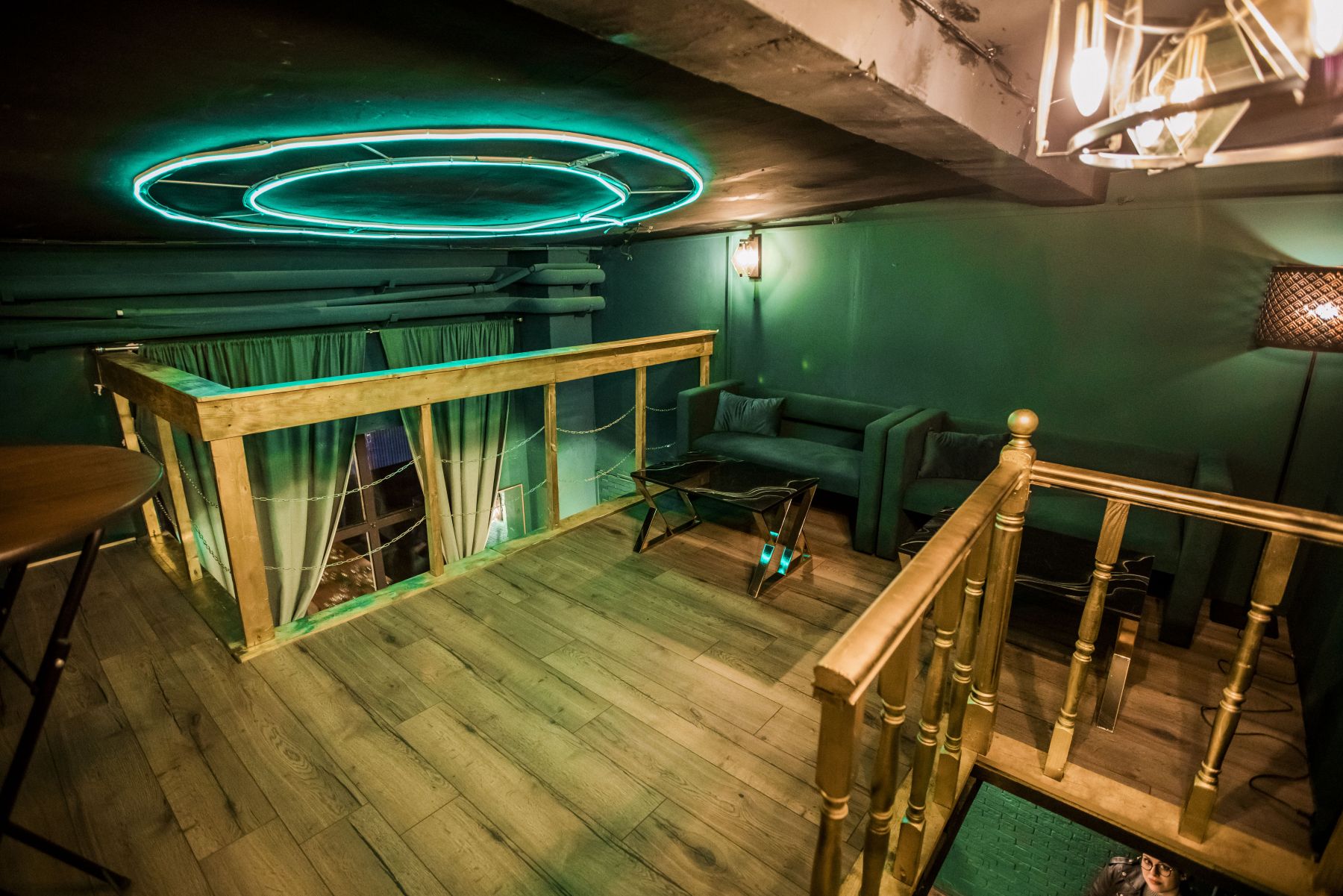 Коктейльные столики в лофте IZUMRUD