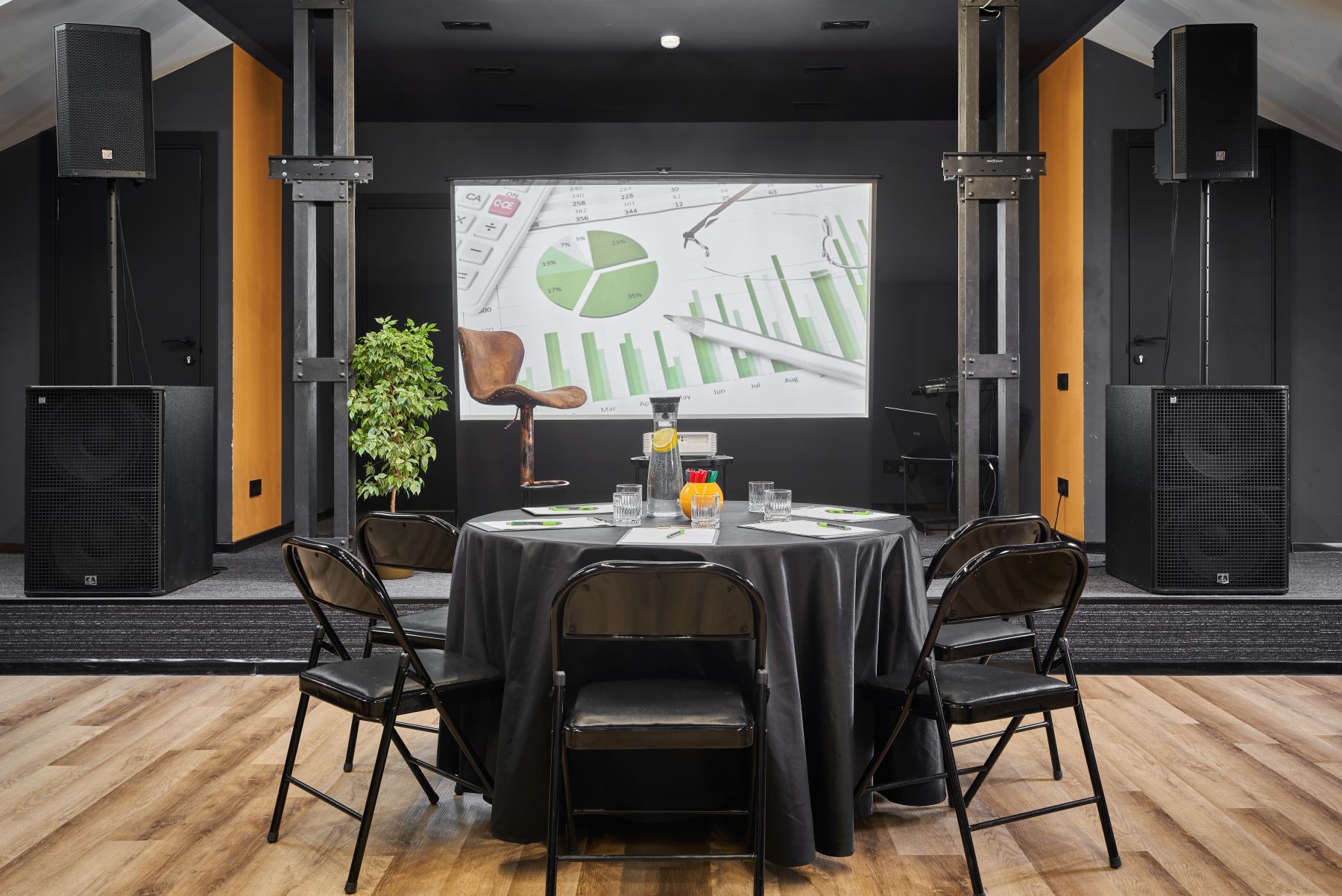 Интерьер зала Просвет холл с дизайнерским оформлением