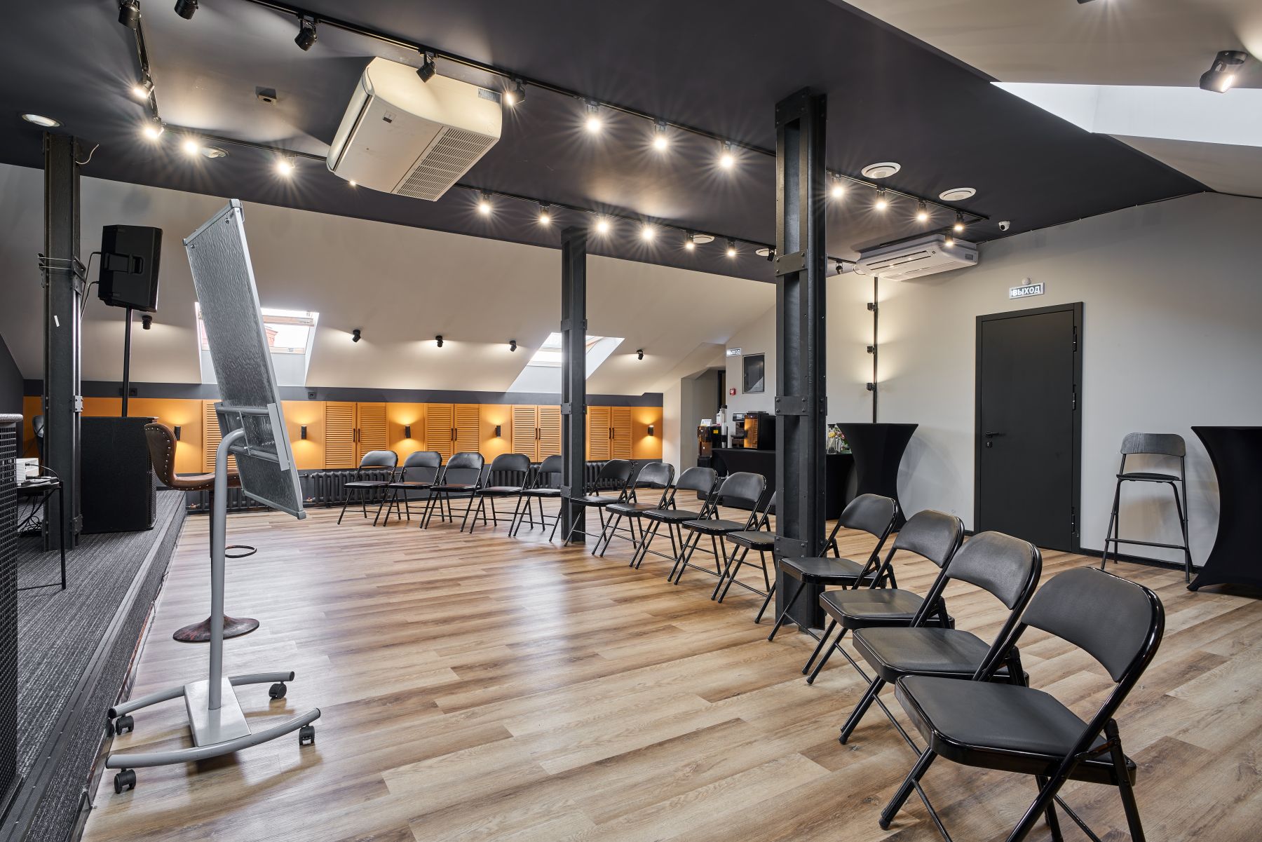 Сцена для выступлений в зале Просвет холл