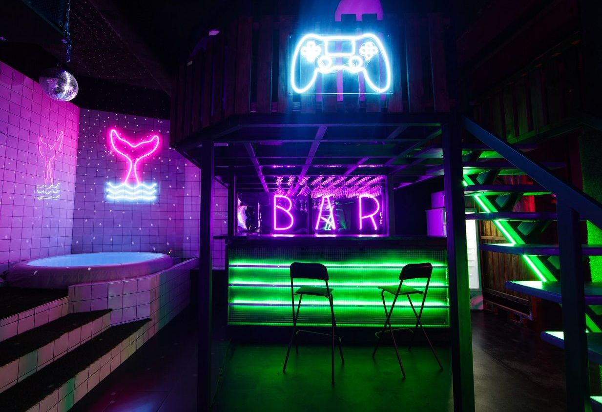 Неоновый лофт для мероприятий с джакузи