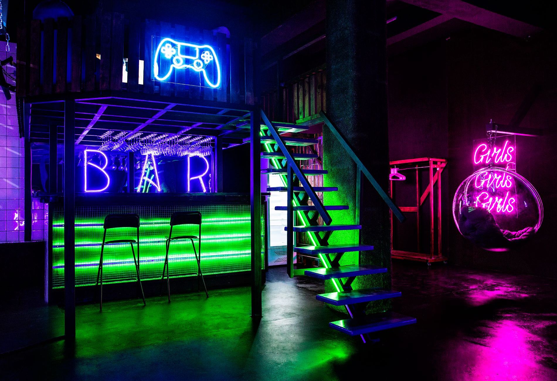 Лофт для вечеринки с комфортной мебелью