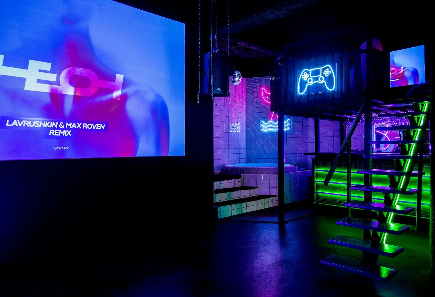 Внутренний вид неонового лофта в Москве