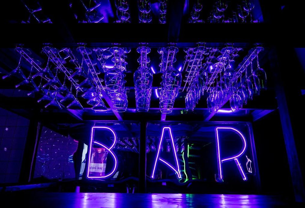 Караоке и игровая зона в неоновом лофте