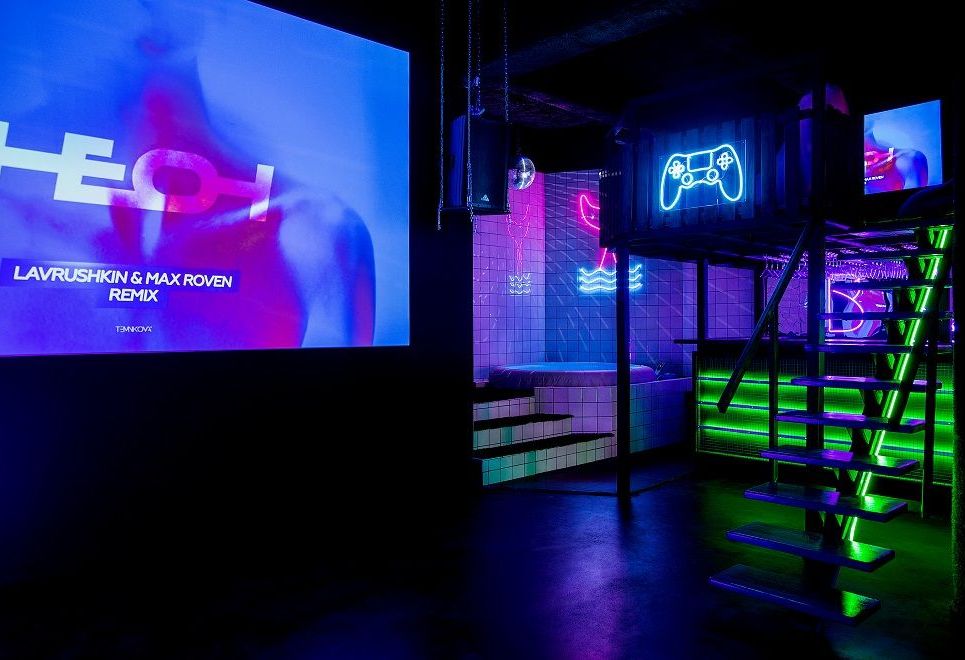 Барная стойка и лаундж зона в лофте