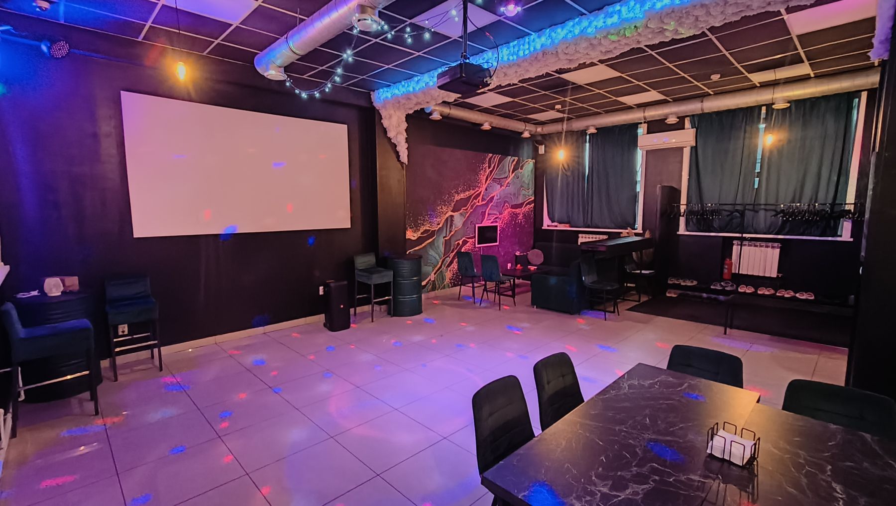 Дизайнерский стол для банкета