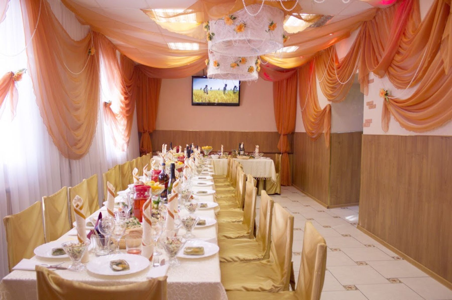 Зал кафе «Марьяж» с музыкальным оборудованием