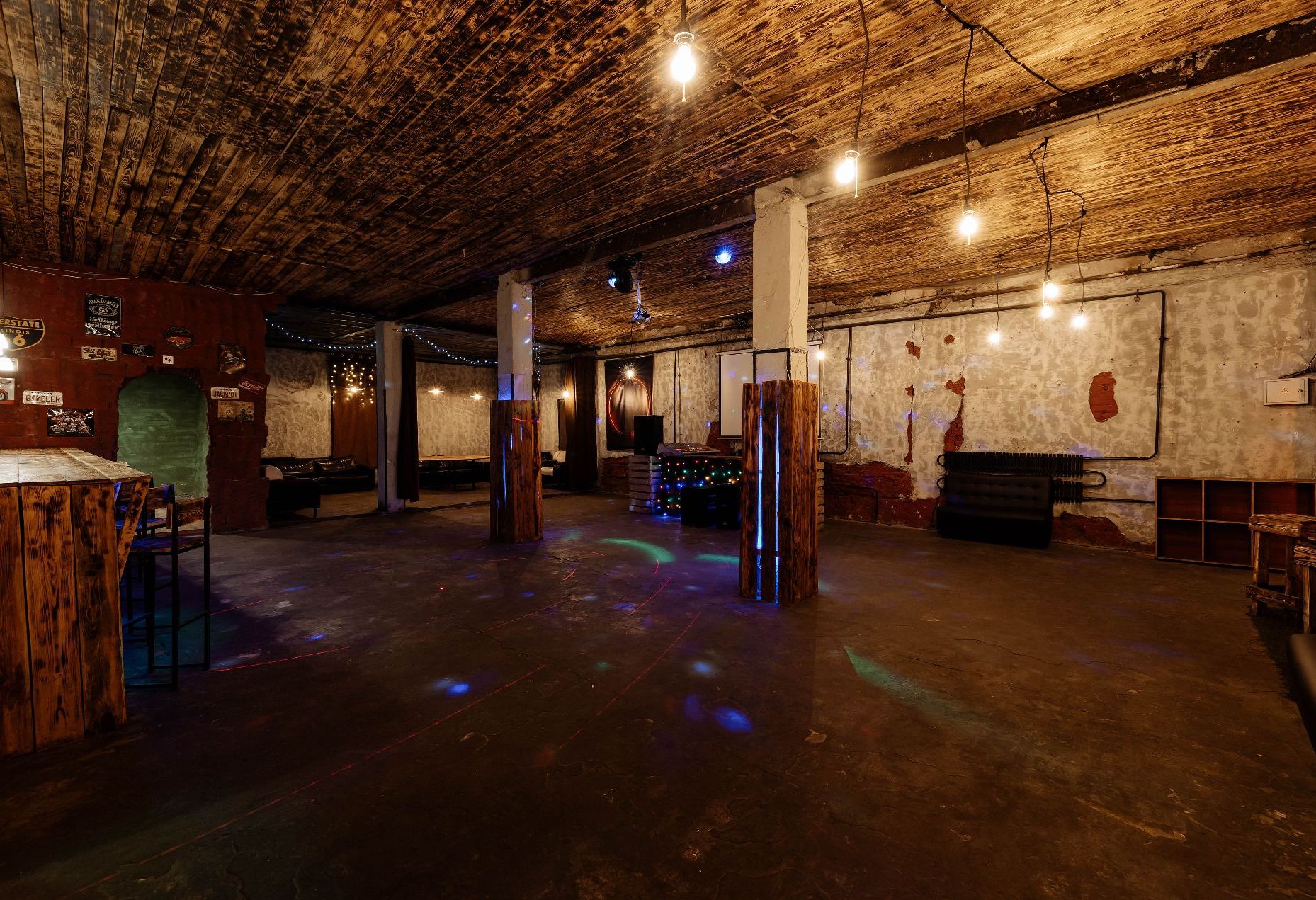 Уютная атмосфера лофта для свадеб и вечеринок