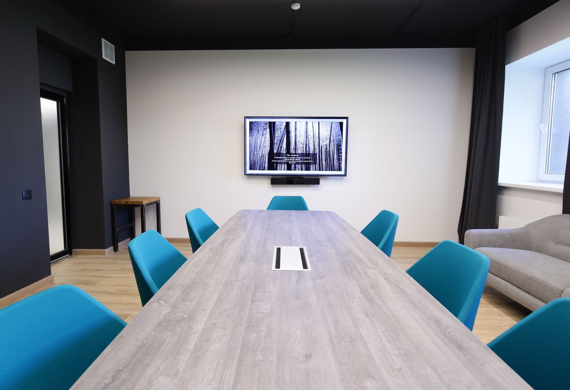 Интерьер переговорной комнаты с телевизором 4k