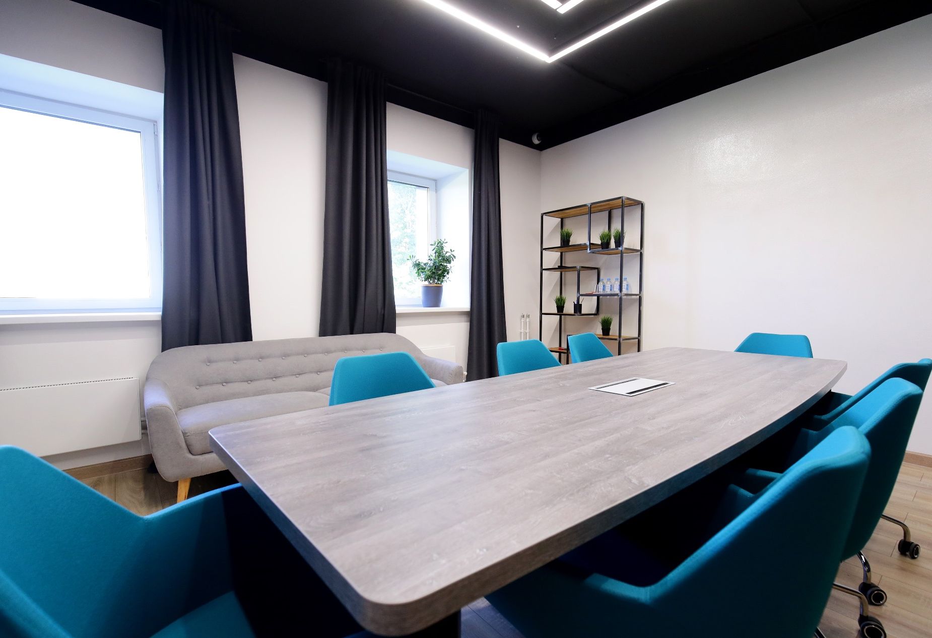 Маркерная доска и переговорный стол в коворкинге