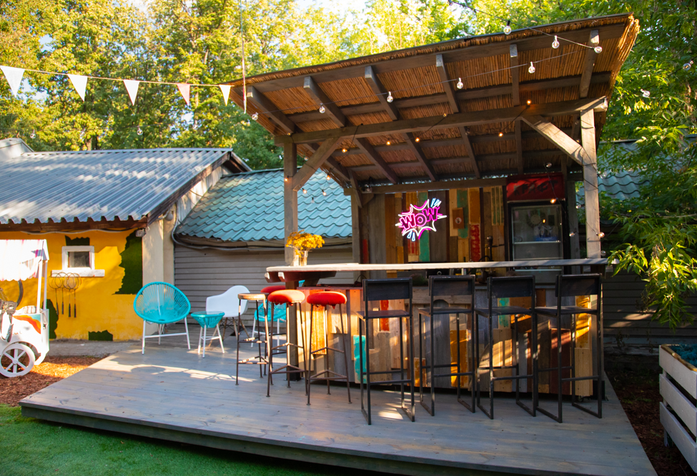 Уличная территория Соул Лофта с мебелью и баром