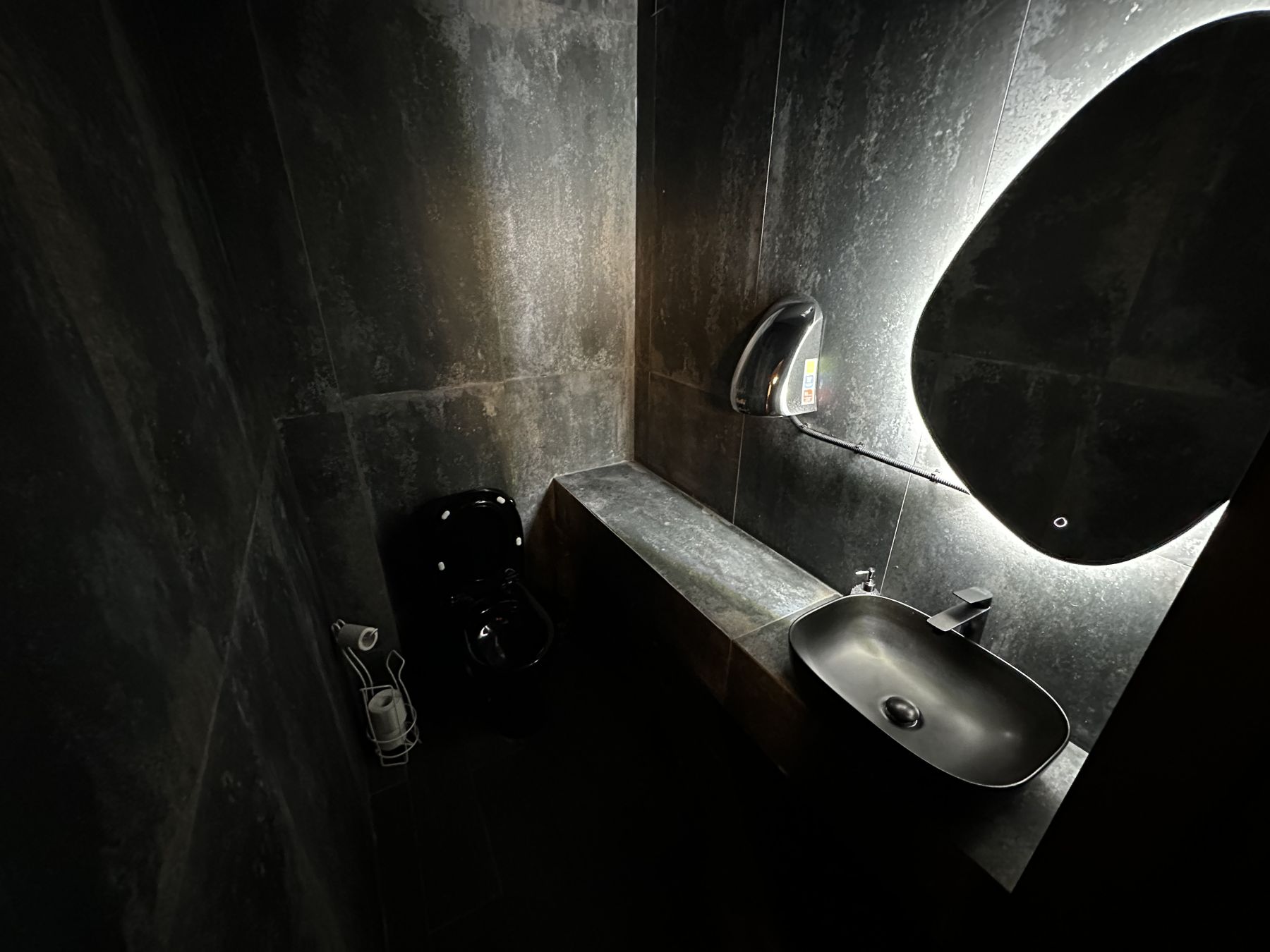 Дизайнерский интерьер лофта Karma