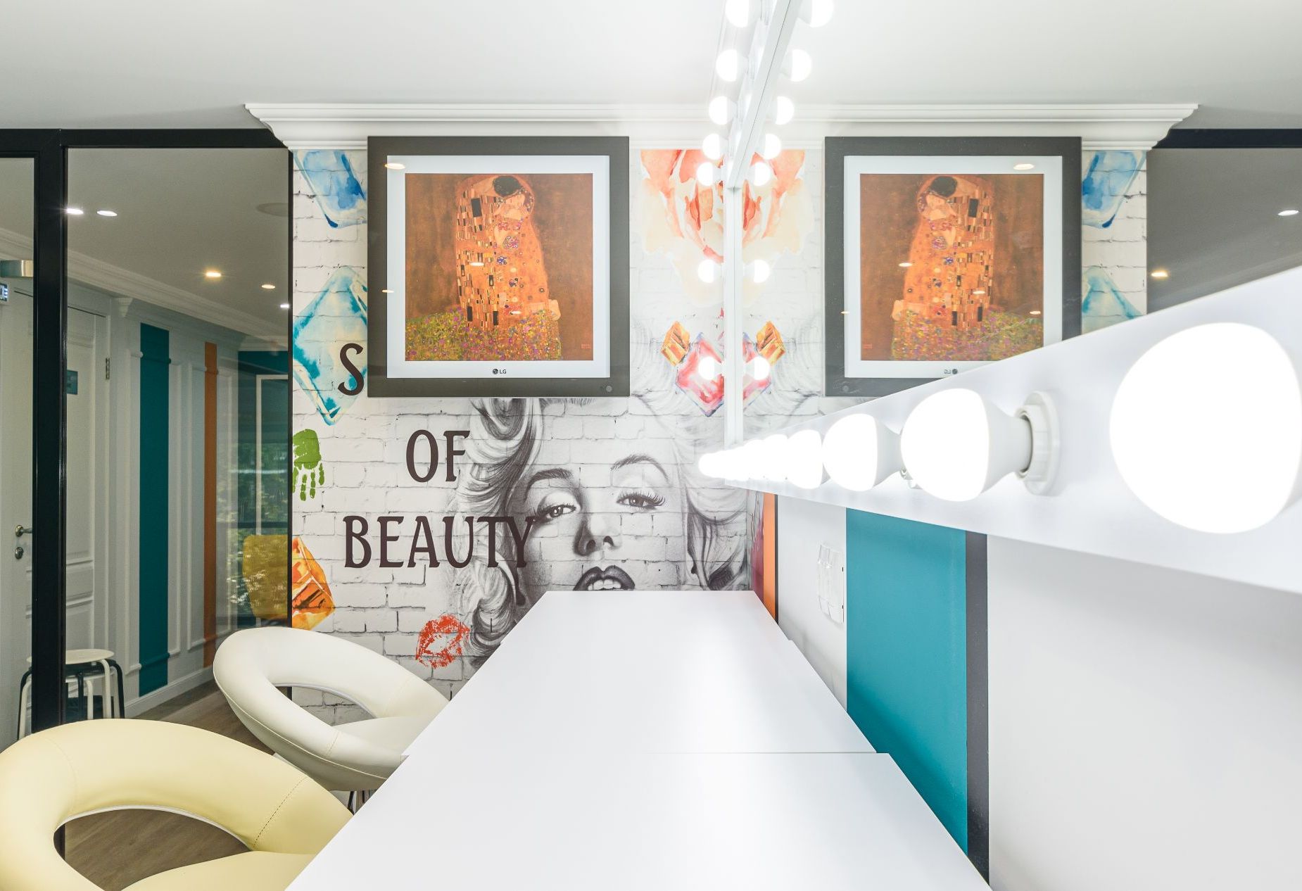 Барные стулья и раскладной стол в студии Future