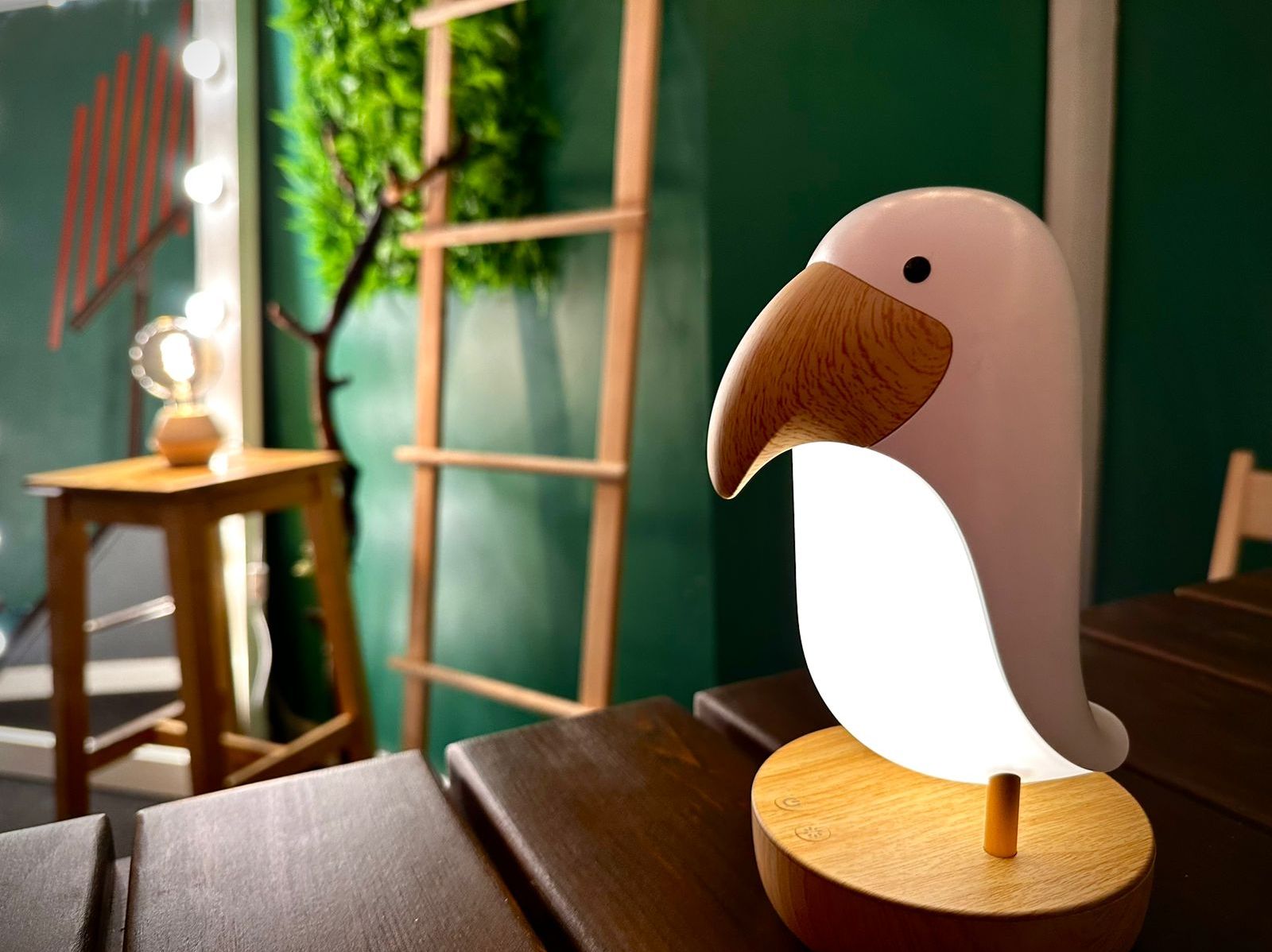 Барная стойка и зона отдыха в лофте