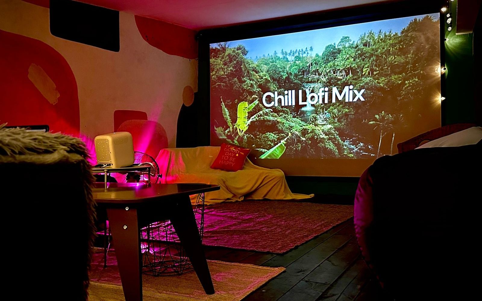 Уютный интерьер лофта с розовым гусем в Москве