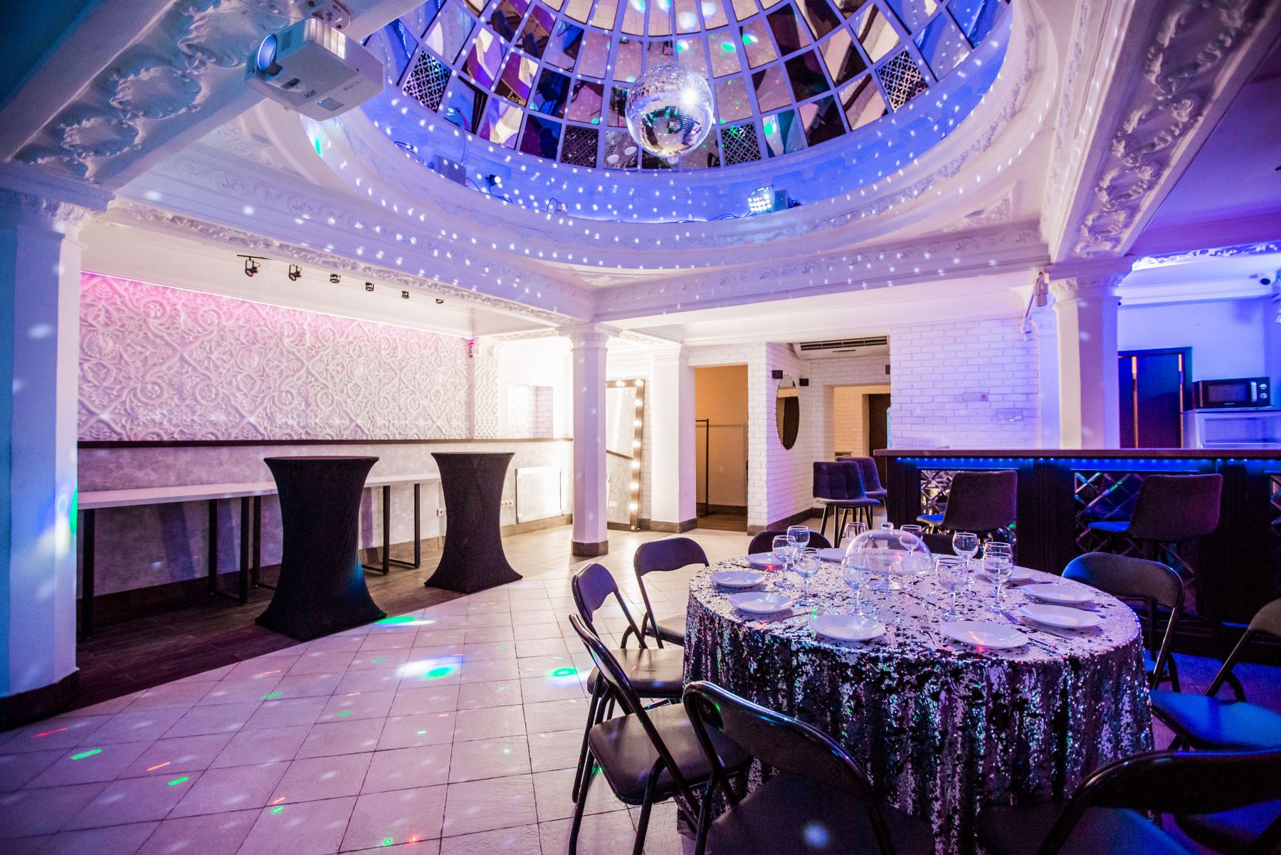 Сцена и оборудование в лофте Premier