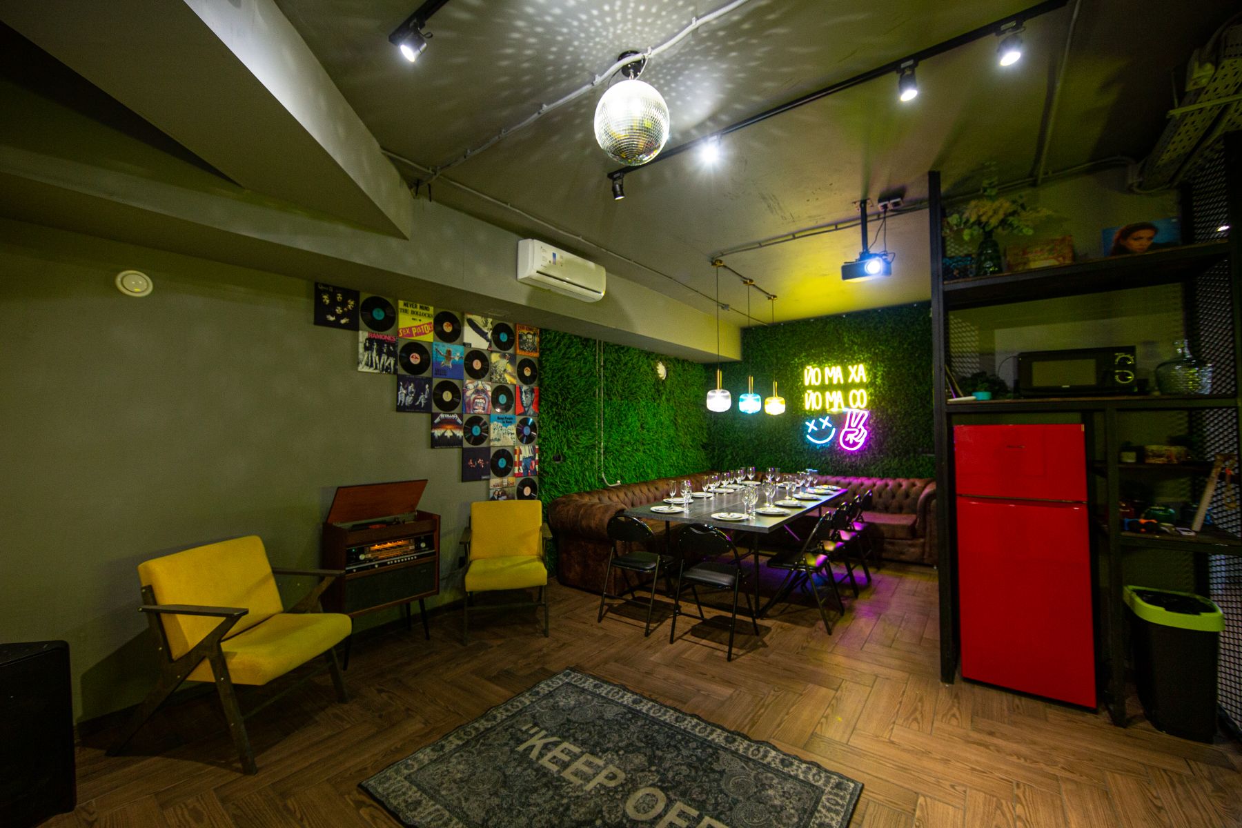 Столовая зона в Radiola Loft на Бауманской