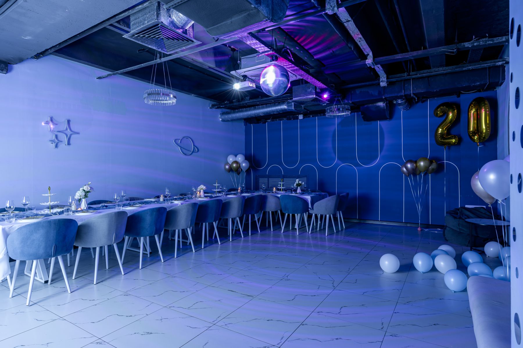 Дизайнерская мебель в лофте Мун