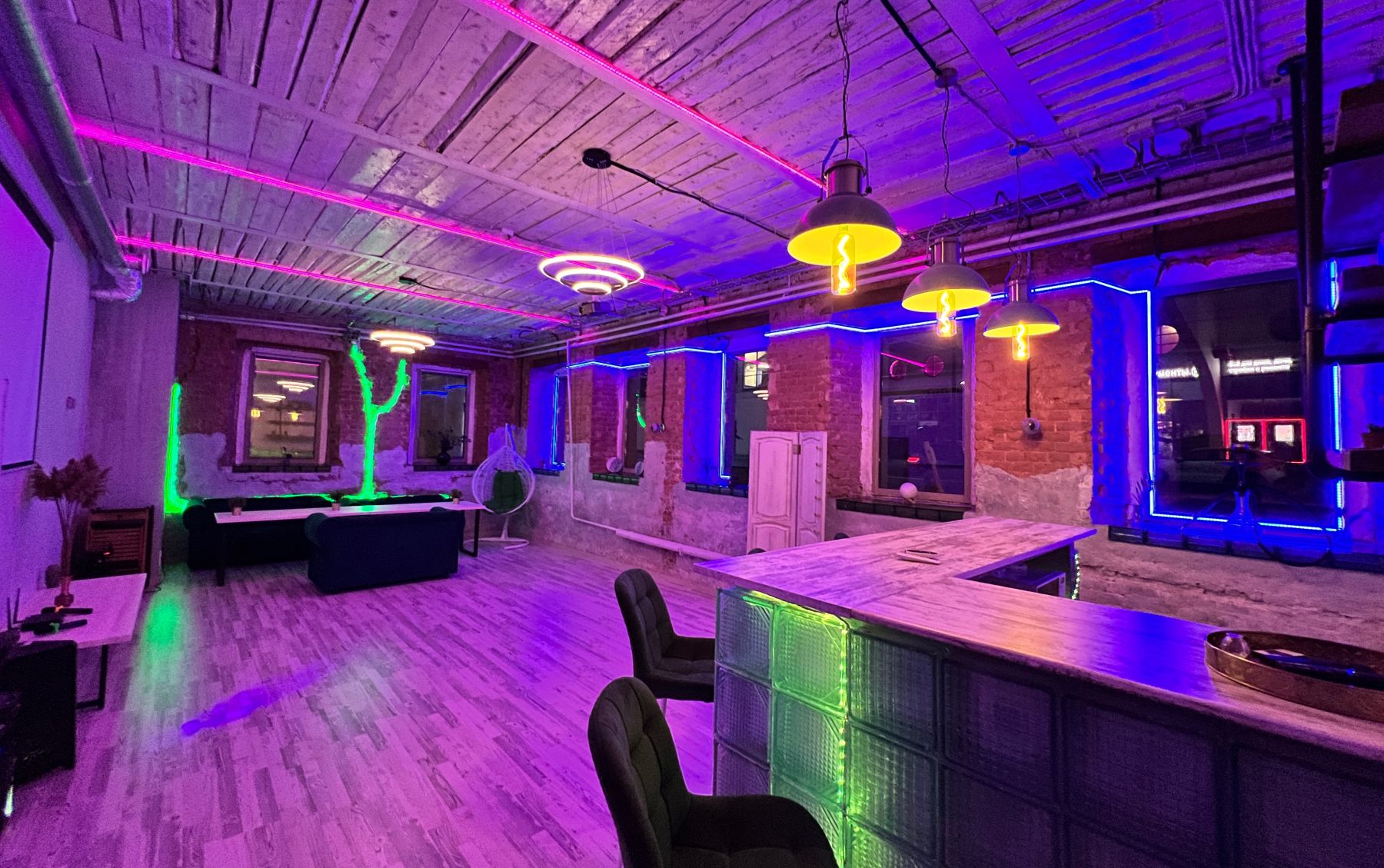 Лофт Ураниум - интерьер с кирпичными стенами