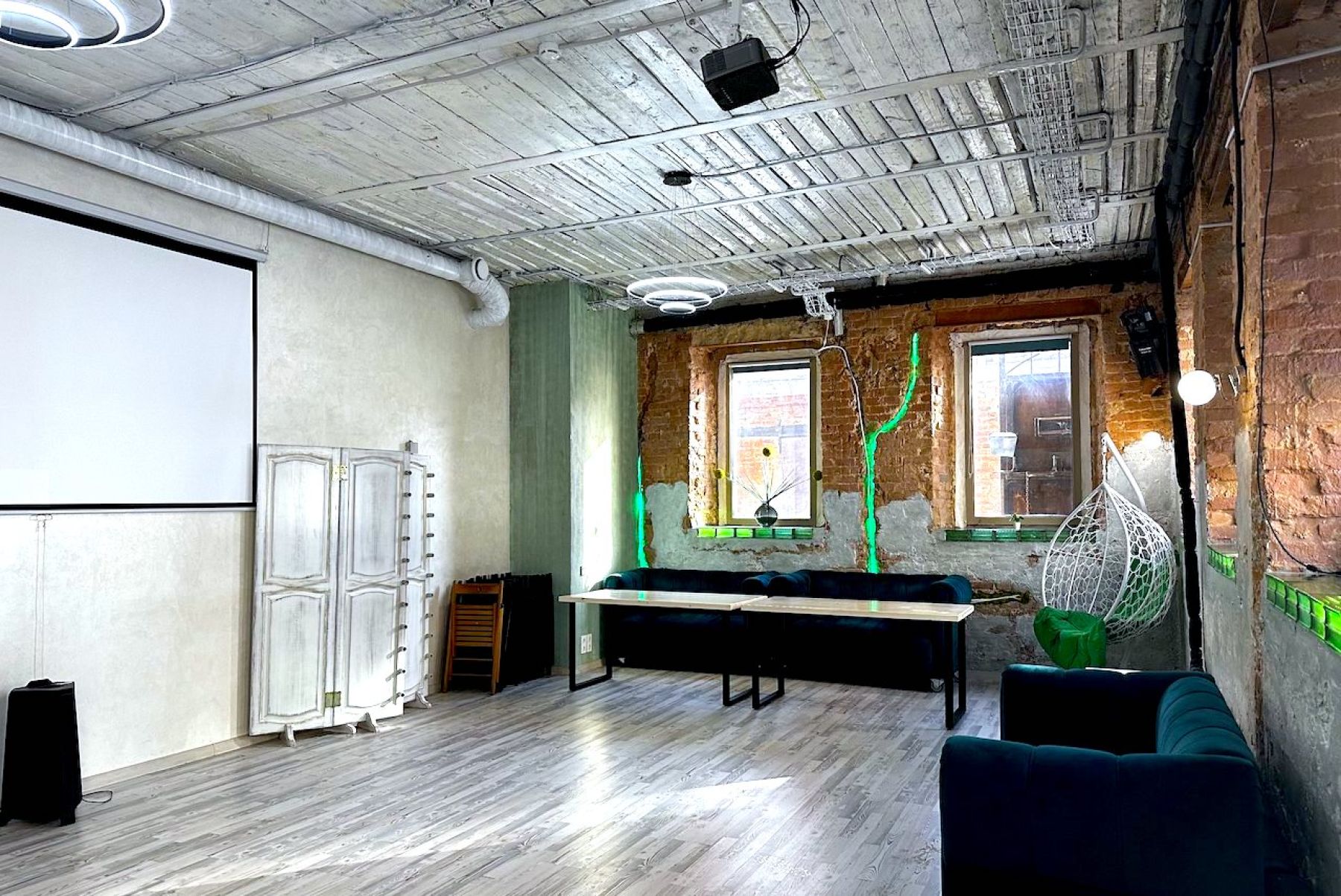 Зона для мероприятий в лофте Ураниум