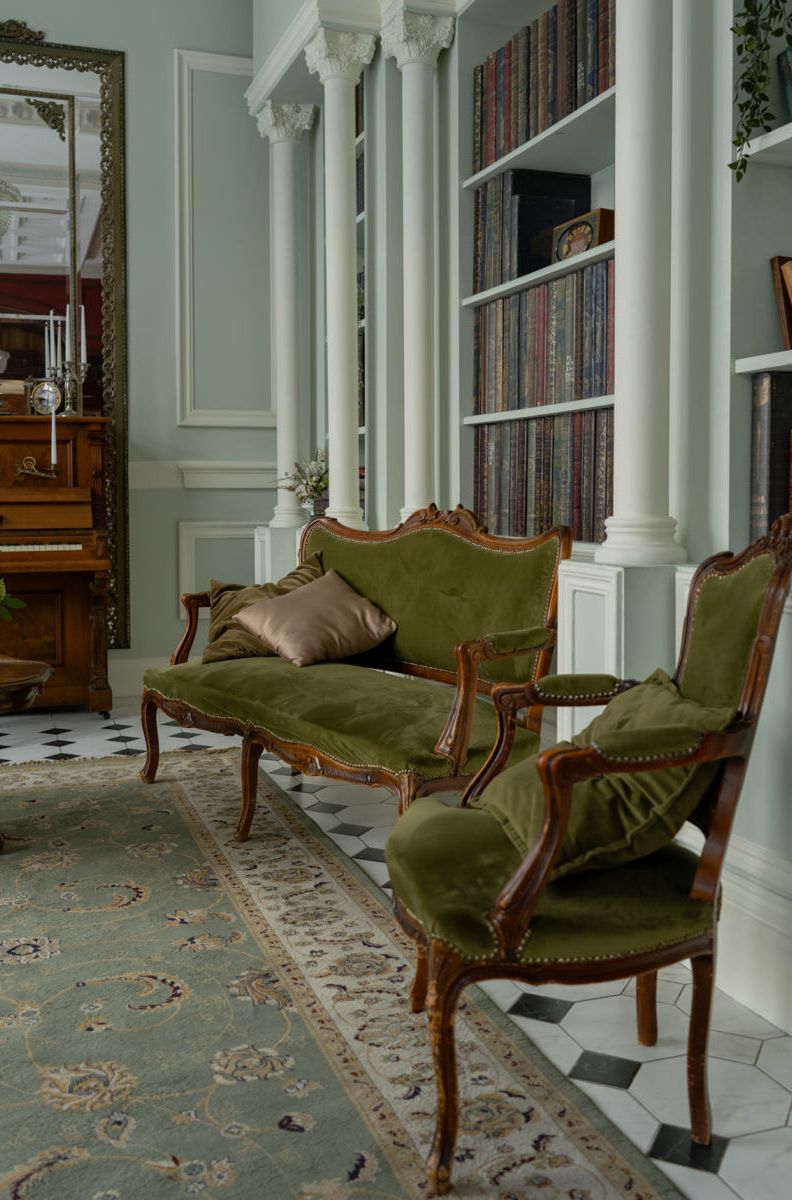 Интерьер фотостудии "Галерея" с диваном и растениями