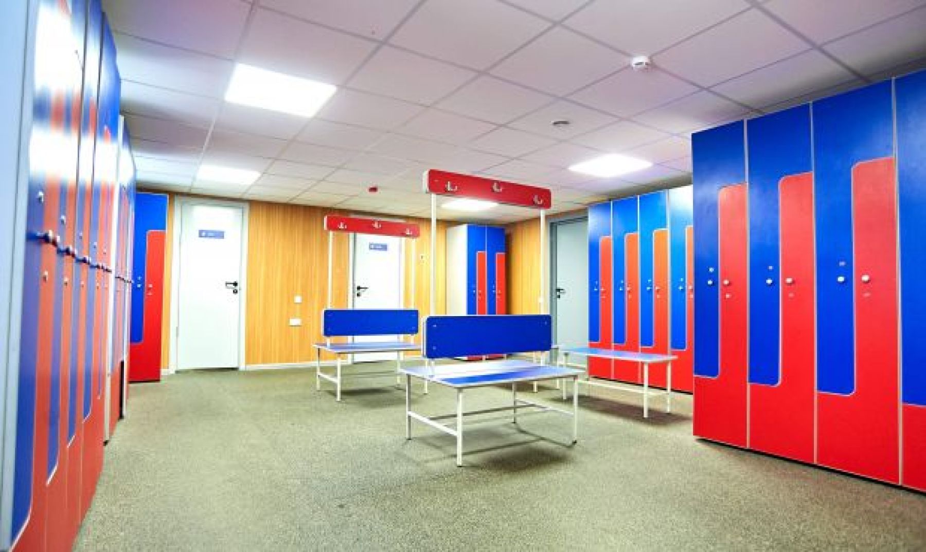 Танцевальные занятия в спортивном зале