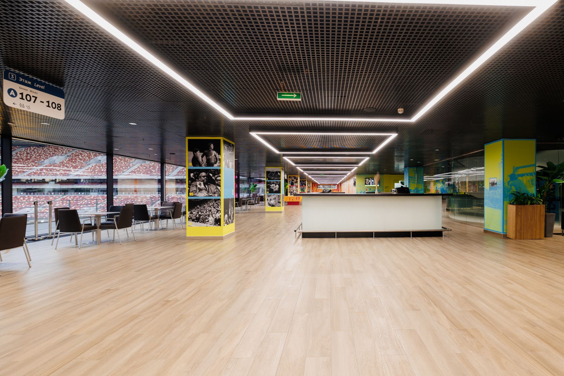 Лестница в спортивном холле для фотосессий