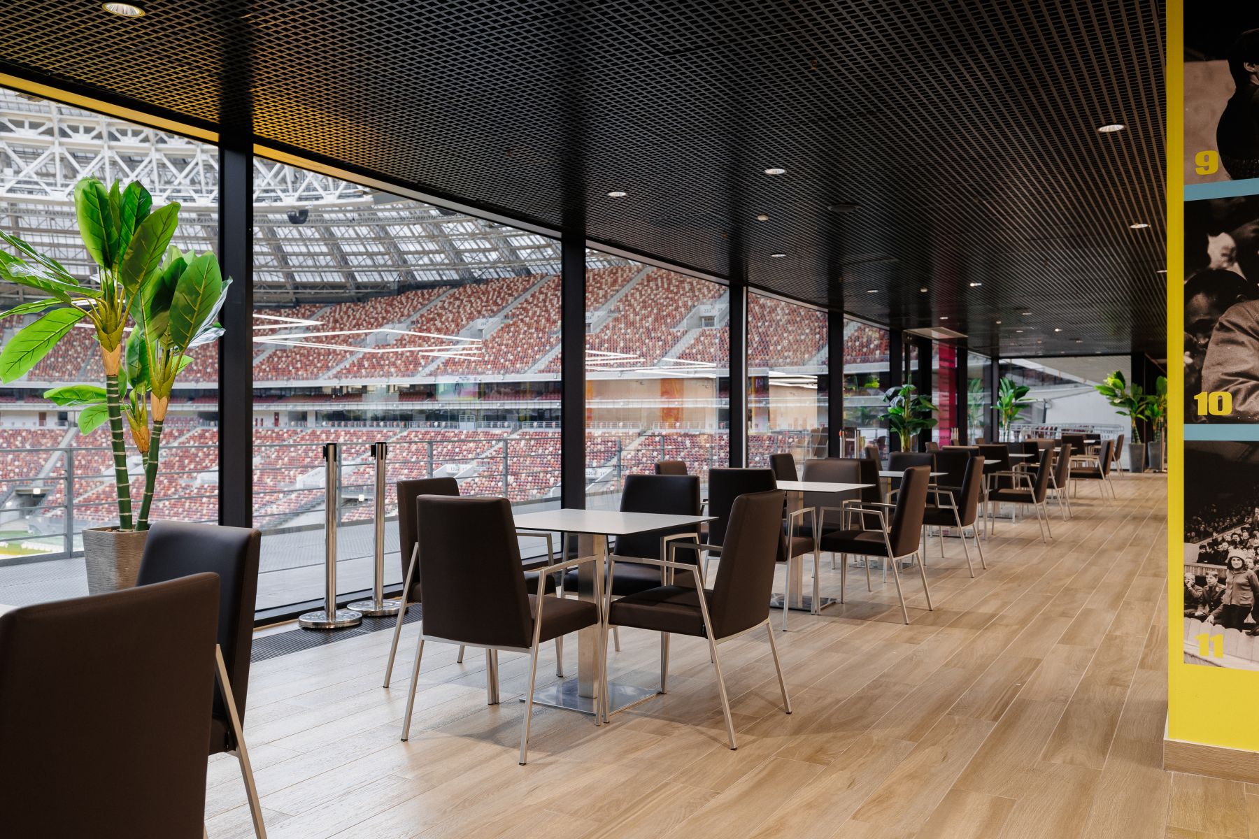 Фойе холла с витражными окнами