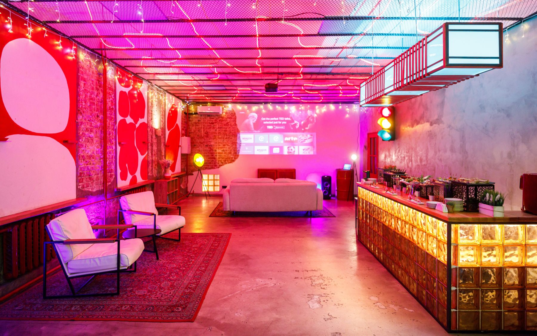 Неоновый лофт Бергамот - интерьер с дизайнерским освещением