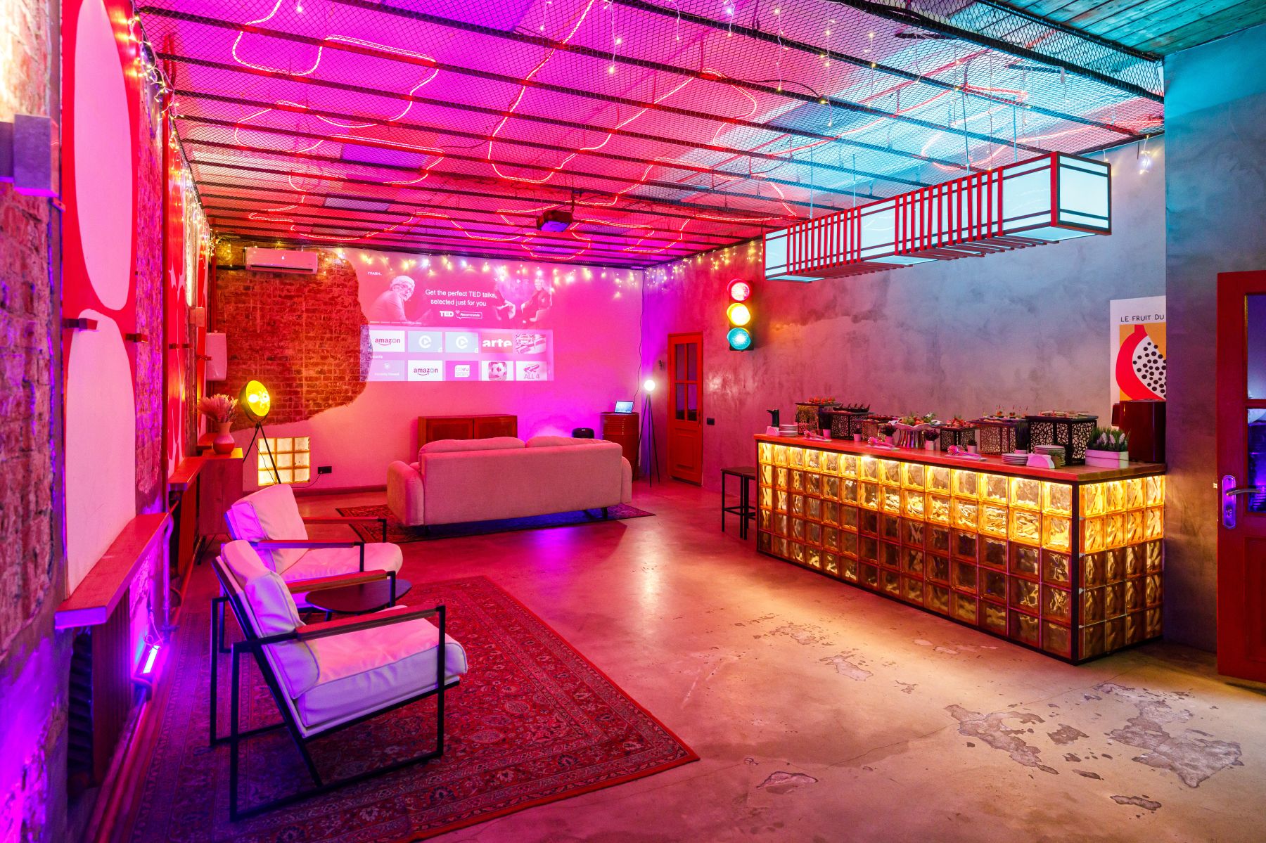 Барная стойка в неоновом лофте Бергамот