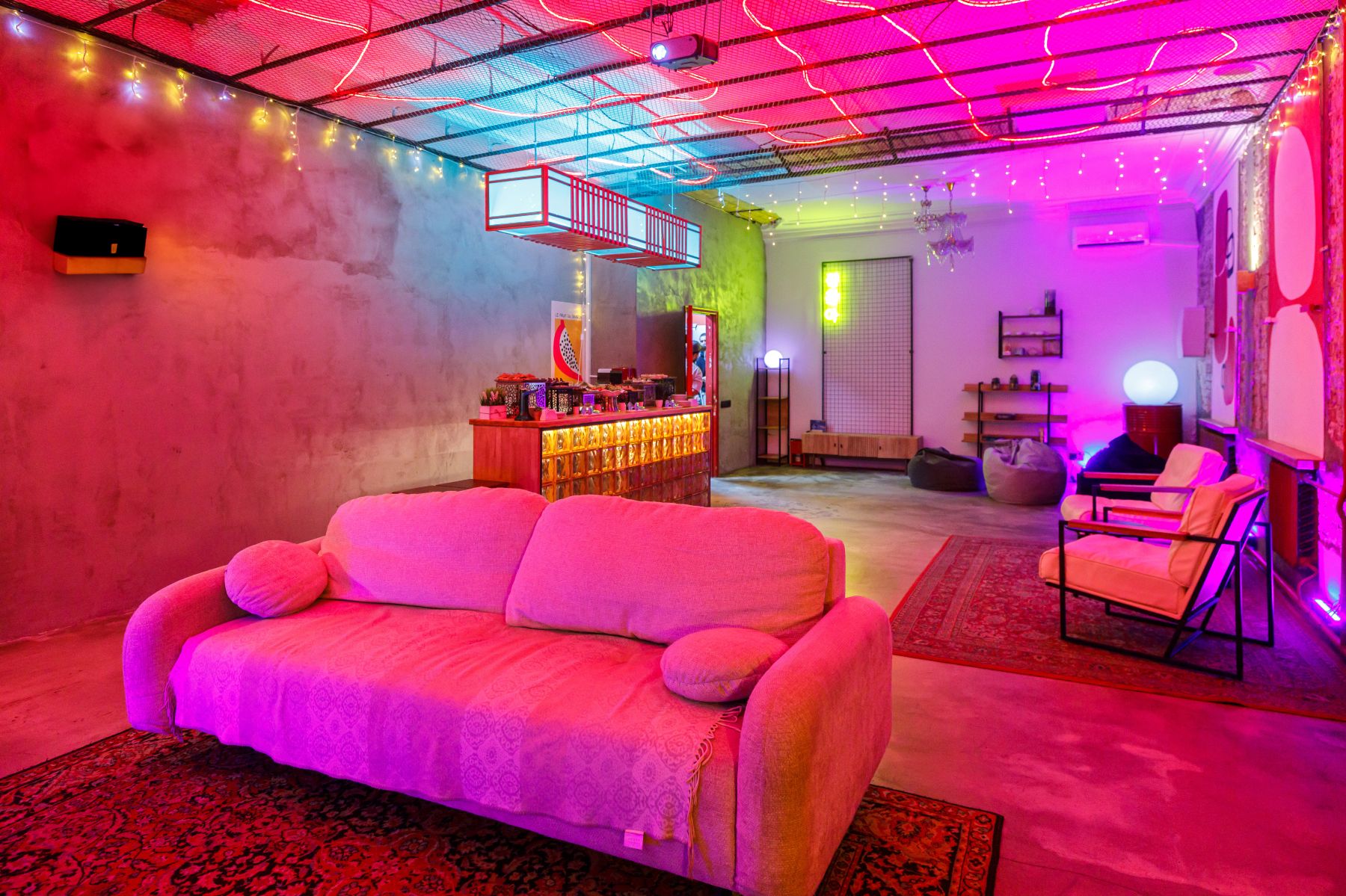 Танцпол в неоновом лофте Бергамот