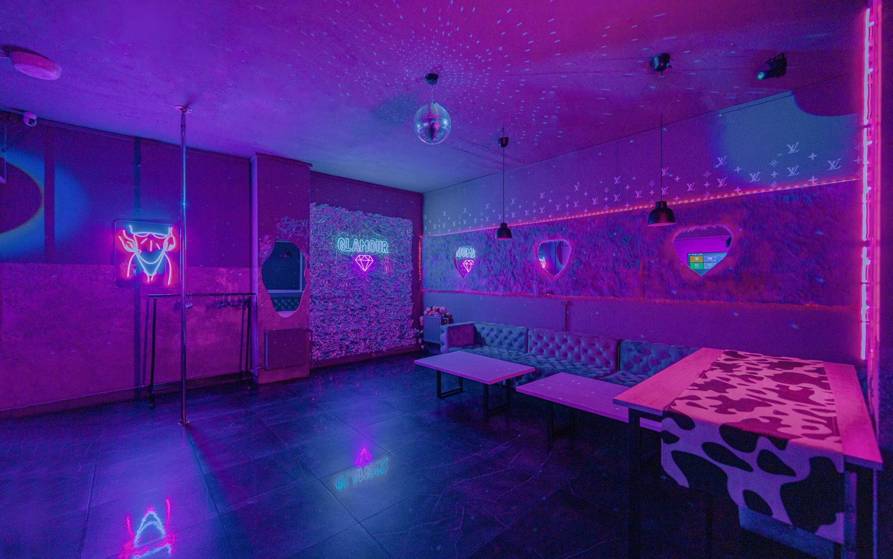 Бирюзовый неоновый лофт с танцполом и верандой