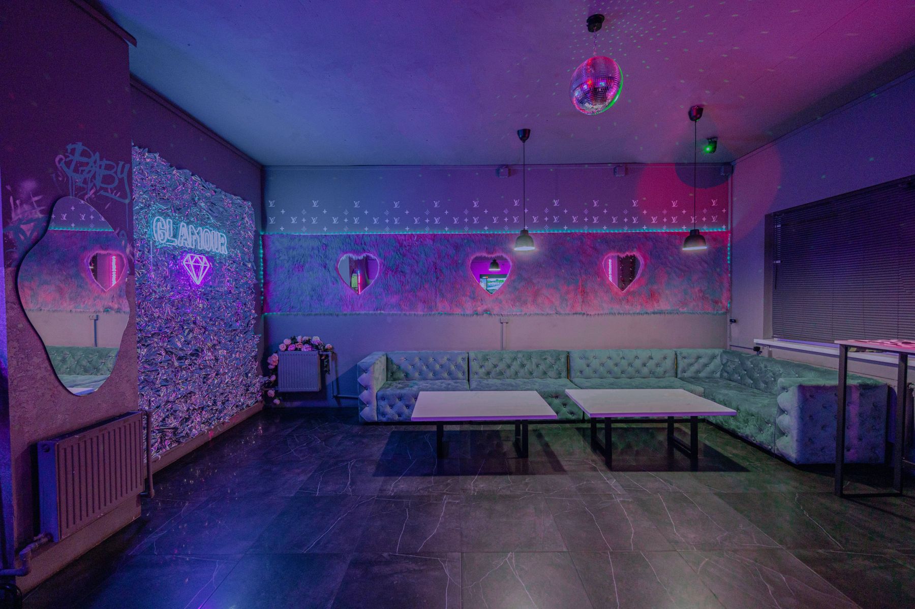 Зона для отдыха в неоновом лофте