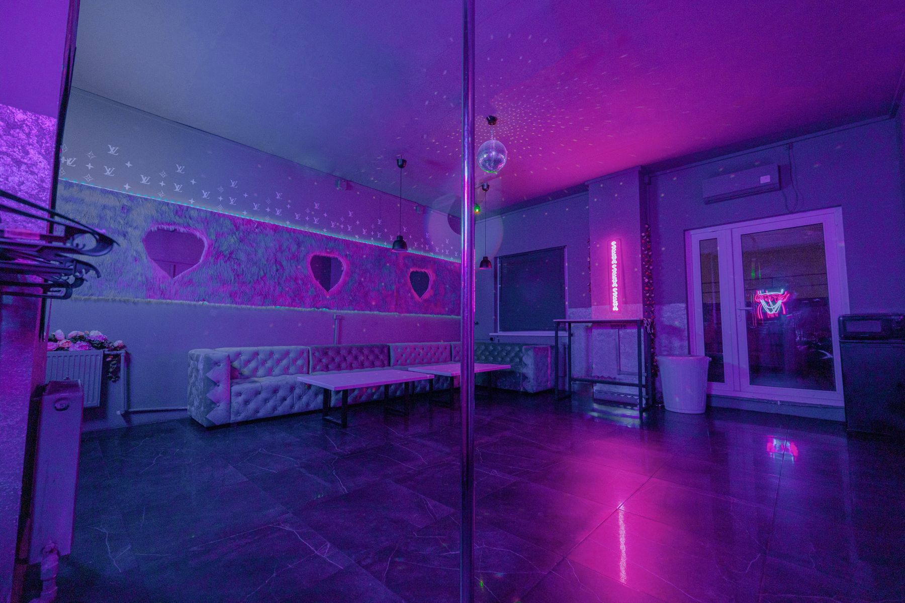 Уютная обстановка с мягкой мебелью в лофте